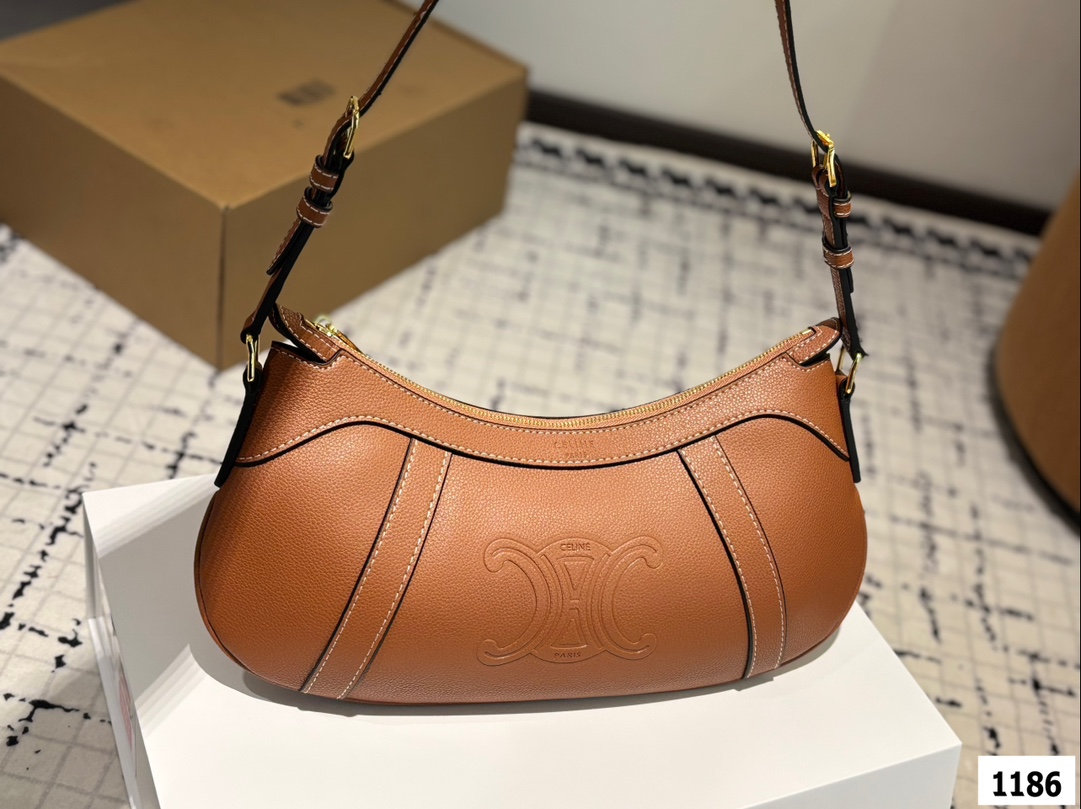 P160 配折叠盒子 赛琳CELINE Hobo腋下包 质感很高级 容量超级大也很耐用 日常出街背它回头率百分百 就是这种随性慵懒感 尺寸:34.16