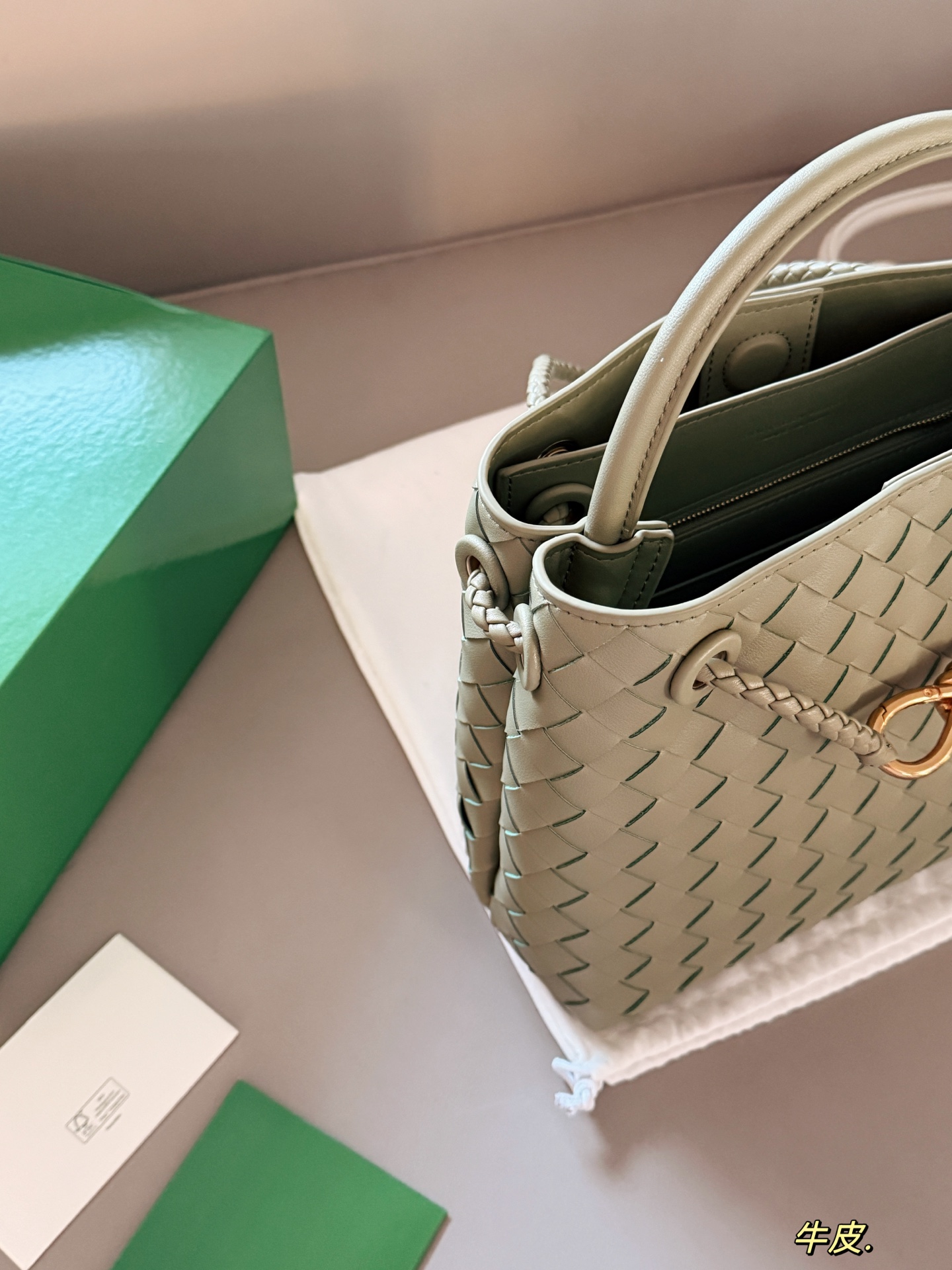 💰235 配盒 size：25*20cm BV Andiamo 迷恋老钱风随意又慵懒的感觉 实物皮质 柔软容量超大手拎大小感觉很合适