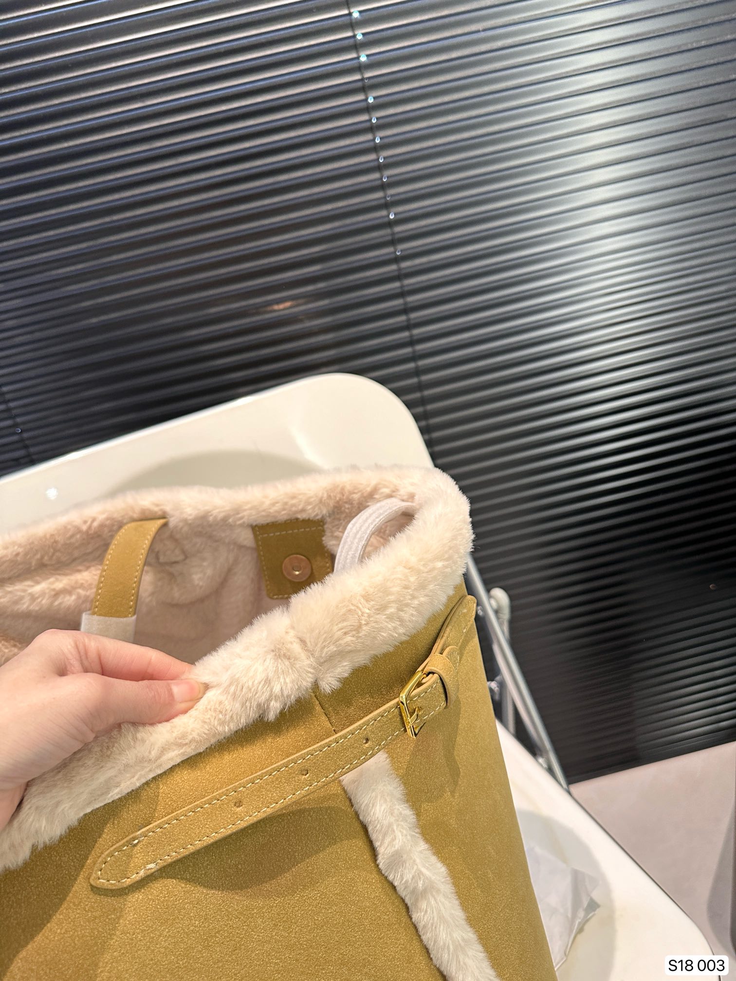 P140 赛琳秋冬限定|毛茸茸的celine托特包 celine这次的新品我很满意这只毛茸茸的托特真的很可爱，在秋叶飘零的时候背上有多应景了秋冬氛围感直接拿捏！尺寸：40 34 货号003