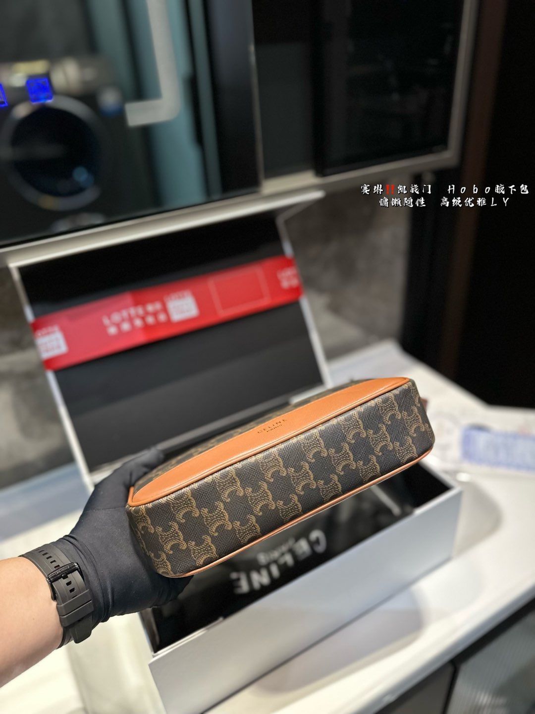 ❤️P140（礼盒包装）❤️ 赛琳 凯旋门 Hobo腋下包 CELINECELINE经典配色永恒百搭，质感五金精致加分 容量恰到好处，手机、口红、小钱包等日常小物都能有序收纳。肩带长度舒适，背在腋下尽显慵懒随性⚠️尺寸24.16