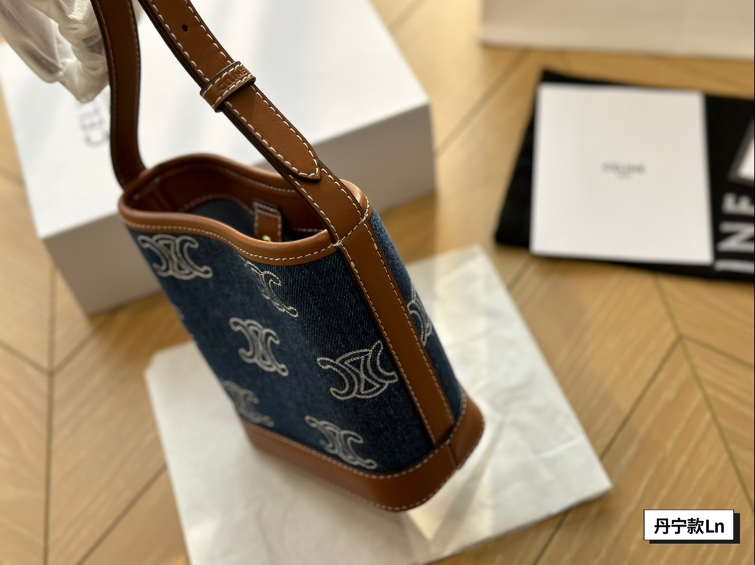 &yen;125配盒 瑟琳Celine TRIOMPHE通体刺绣牛仔布和牛皮革迷你水桶包，5x16x7cm：19. 5x16x7cm