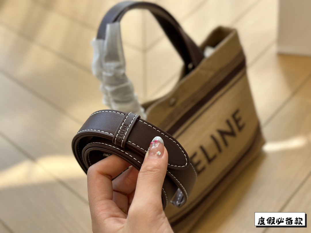 &yen;220 Celine新款编织托特包 Celine新款编织包是一款设计简洁而又不失时尚感的托特包。其最显著的特点在于采用了棕色粗细不均条纹的帆布材质，这种设计不仅赋予了包包独特的视觉冲击力，也展现了Celine品牌一贯的优雅与精致。在包的正面醒目地印有大写的&ldquo;CELINE&rdquo;字样，既凸显了品牌的身份，也提升了包包的整体美感。20*17