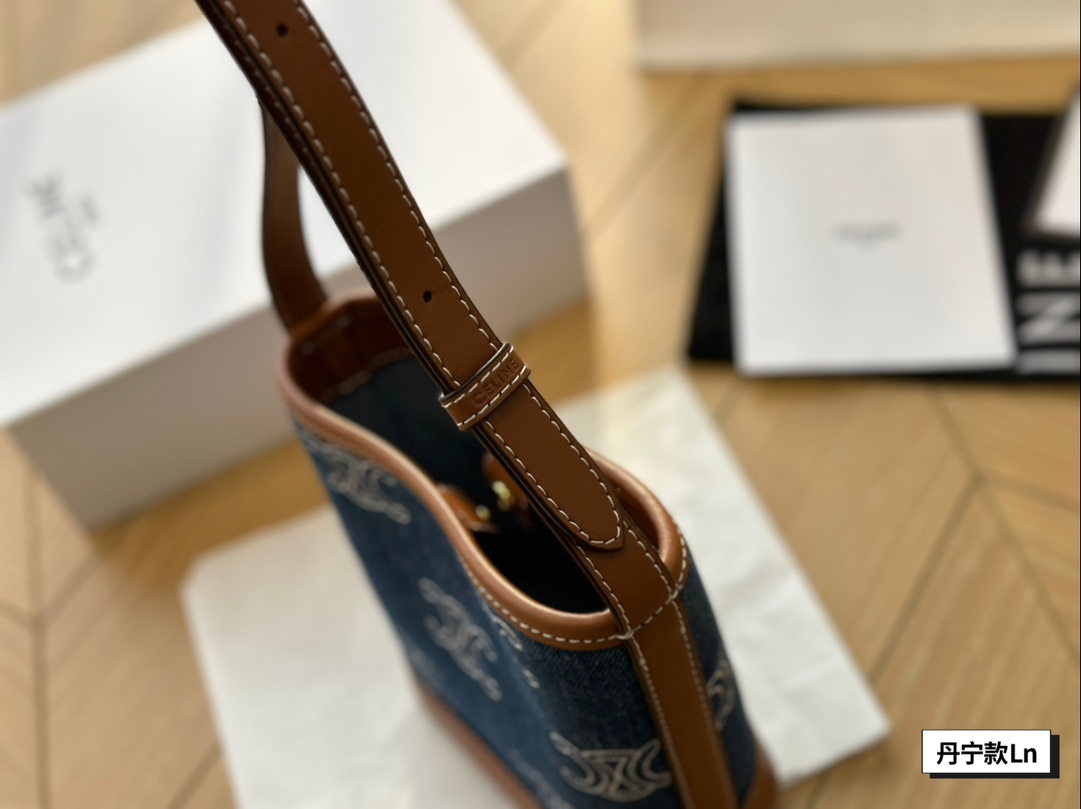 &yen;125配盒 瑟琳Celine TRIOMPHE通体刺绣牛仔布和牛皮革迷你水桶包，5x16x7cm：19. 5x16x7cm