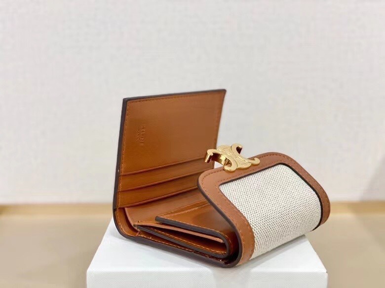 P95🎀Celine 66885🎀颜色 白色🎀尺寸 11*10*5 🎀Celine短式钱包非常炫美的一个系列，专柜同步，采用头层牛皮，精致时尚！