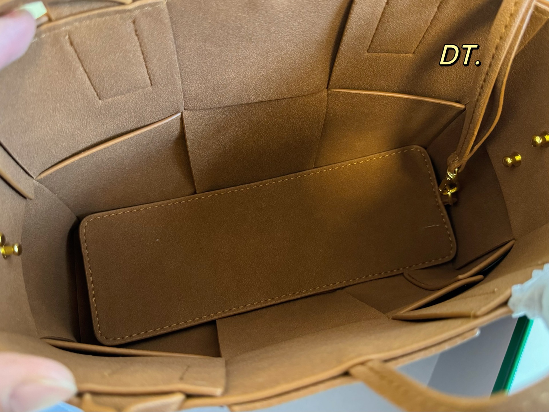 P150（配盒） size：24&times;17 BV cassettes新款麂皮绒托特包💕 简约别致，艺术感超强！ 时髦与休闲的完美碰撞💥 内置零钱袋，轻松舒适！ 低调又奢华的一款单品！