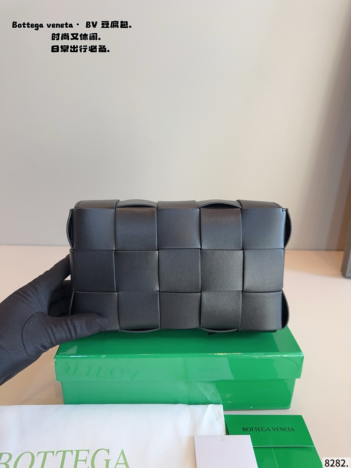 p150配礼盒🎁. 秋冬适配度一百昏！bv cas sette豆腐包斜挎 bv cas sette小羊皮卡带包枕头包斜挎包 天气一冷很喜欢软乎乎胖墩墩存在感很强的包包， 收起小废包，秋冬就是枕头包的主场！ 枕头包的代表包包&mdash;&mdash;bv cas sette尺寸：23*5*14cm