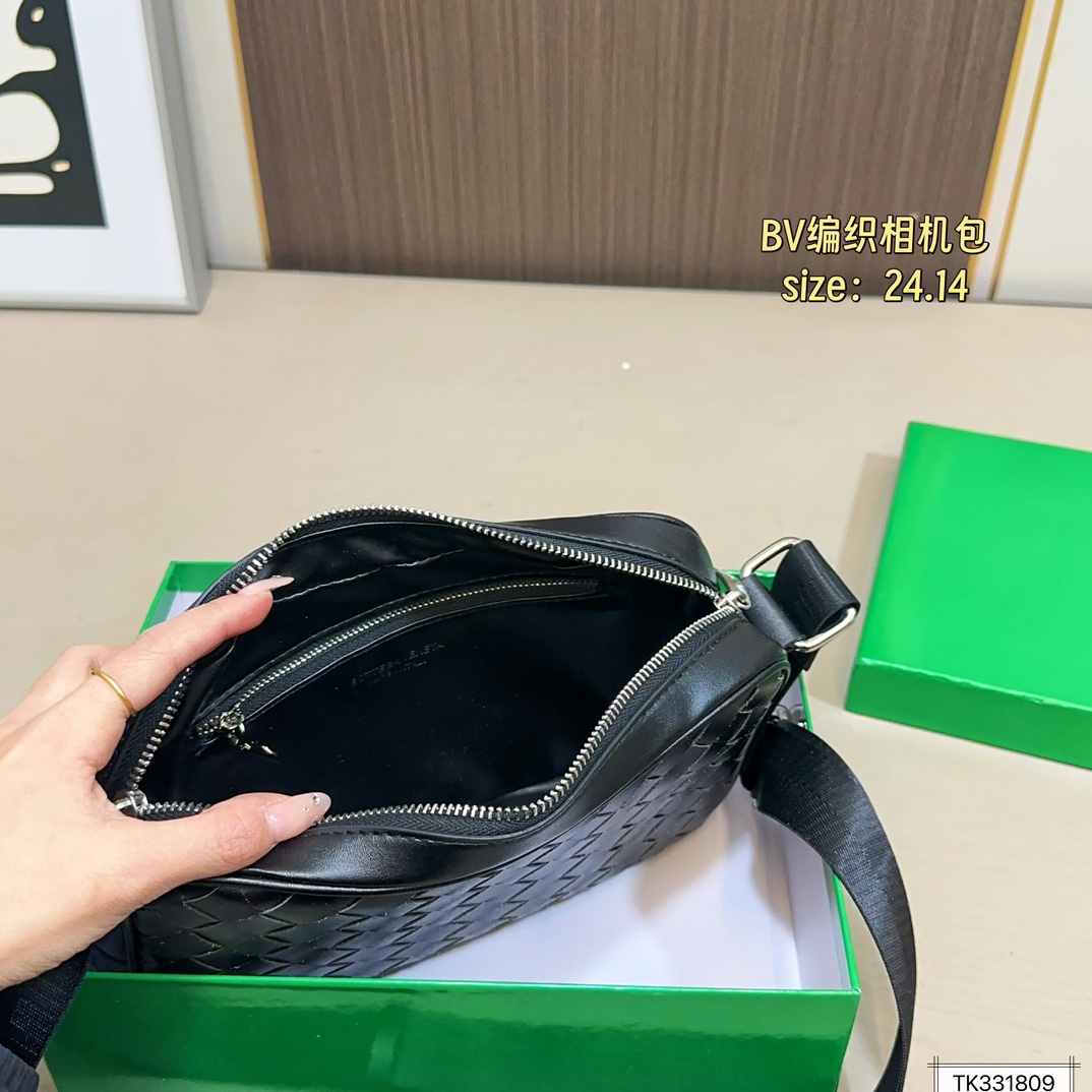 💰125（配盒） 尺寸24&times;14 BV 新款Veneta编织相机包斜挎包 简约别致，高级时髦不张扬！ 不管斜挎、单肩都是满满的造型感～ 实物皮质很软却饱满有型～ 简约大气，超级有范 男女同款