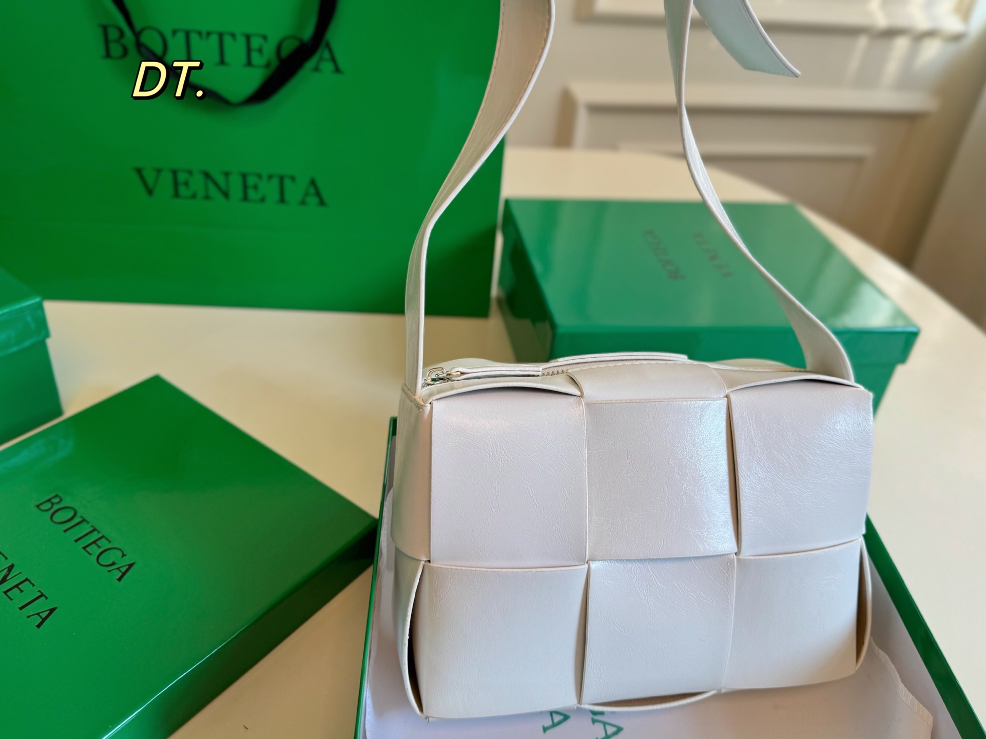 P140（配盒） size：22&times;15 BV cassettes新款编织豆腐斜挎包💕 简约别致，高级时髦不张扬！ 不管斜挎、单肩都是满满的造型感～ 实物皮质很软却饱满有型～ 男女都可轻松驾驭❗️