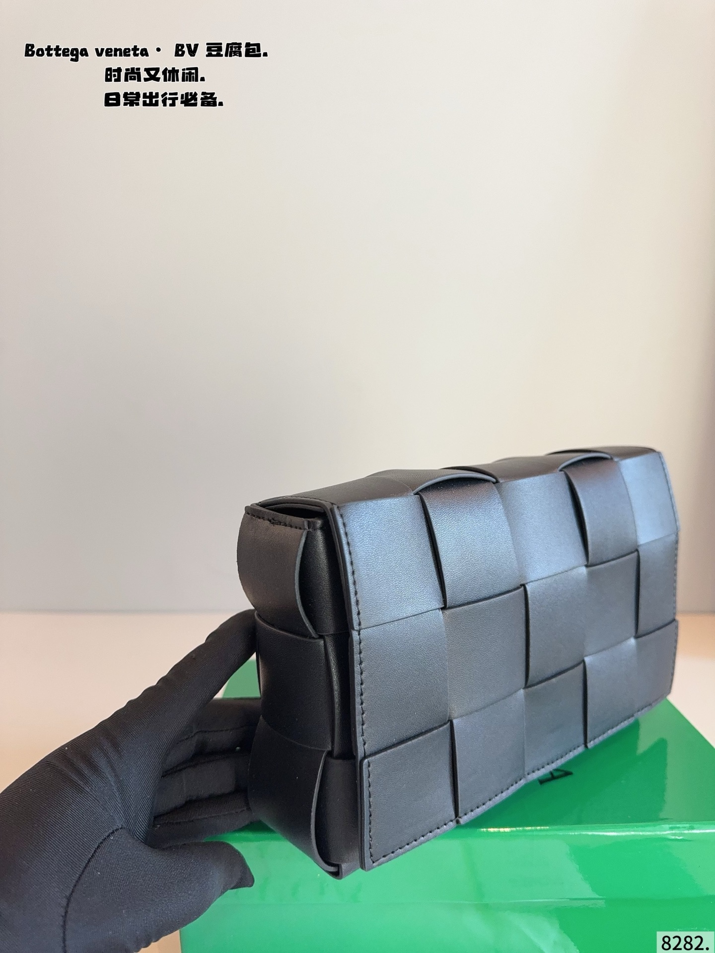 p150配礼盒🎁. 秋冬适配度一百昏！bv cas sette豆腐包斜挎 bv cas sette小羊皮卡带包枕头包斜挎包 天气一冷很喜欢软乎乎胖墩墩存在感很强的包包， 收起小废包，秋冬就是枕头包的主场！ 枕头包的代表包包&mdash;&mdash;bv cas sette尺寸：23*5*14cm