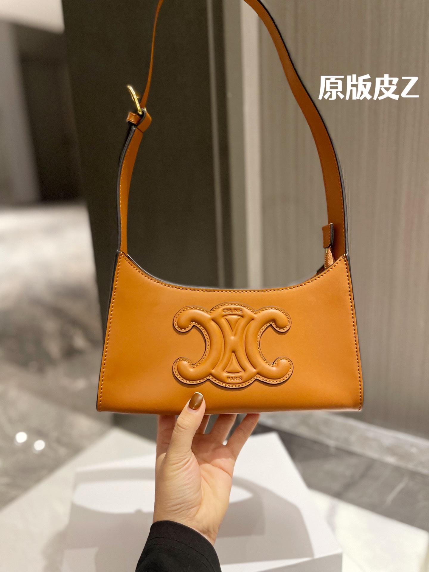 原版头层皮 P165 ｜Celine 牛皮 腋下包 box皮 CELINE|2022王炸凯旋门腋下包 CELINE2022的王炸包包-凯旋门腋下包,太适合夏天 了,掐指一算又是这一季的断货爆款!一身黑色系搭配这 个黑金凯旋门也毫不逊色,抛光小牛皮的光泽感,会有 Bling Bling的反光点 ◆太喜欢 CELINE这一季的单品了,简直 就是贝拉本拉!这个小包包真的是可盐可甜!暗黑风,辣 妹风的小姐姐也可尝试 夏天穿一个Zaa小背心配上这个包包出门!就很无敌尺寸21 11cm 配折叠礼盒