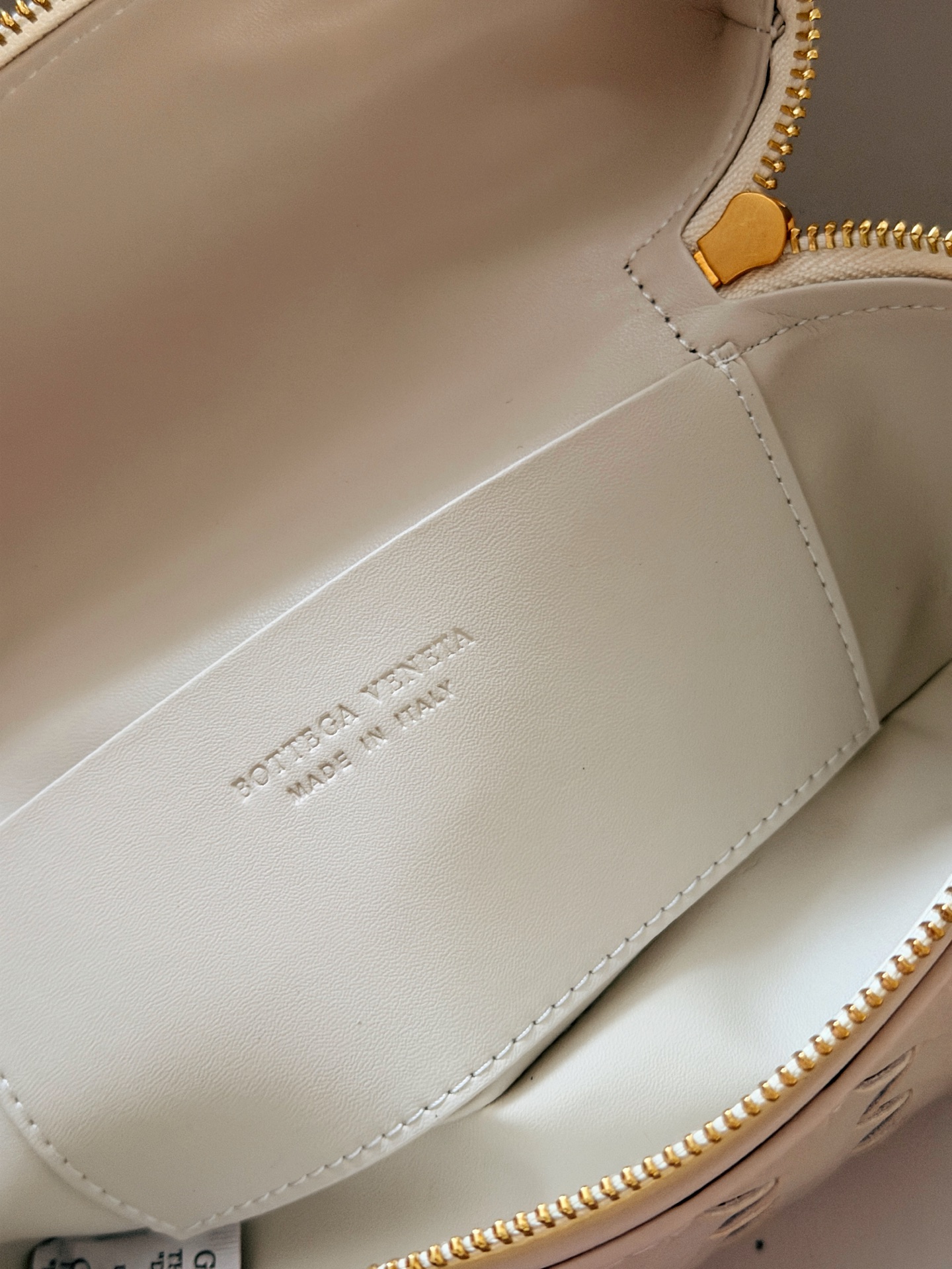 💰205 牛皮 配盒 size：23*13cm BV BangBang Vanity棒棒包， 任何人没有买到这只 包我会伤心的 造型独特精致，日常使用容量足够，可手提可斜挎，多种造型随意切换！