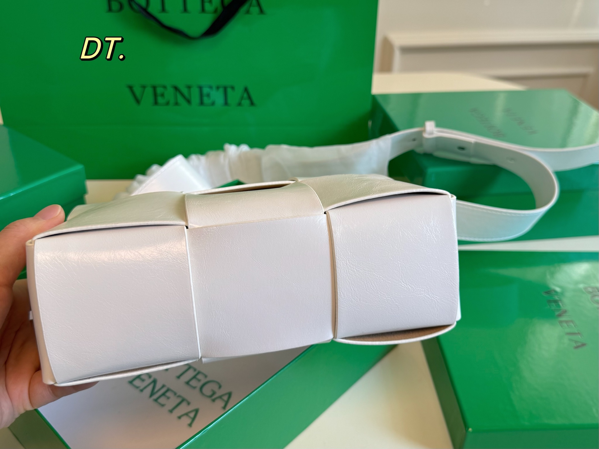 P140（配盒） size：22&times;15 BV cassettes新款编织豆腐斜挎包💕 简约别致，高级时髦不张扬！ 不管斜挎、单肩都是满满的造型感～ 实物皮质很软却饱满有型～ 男女都可轻松驾驭❗️