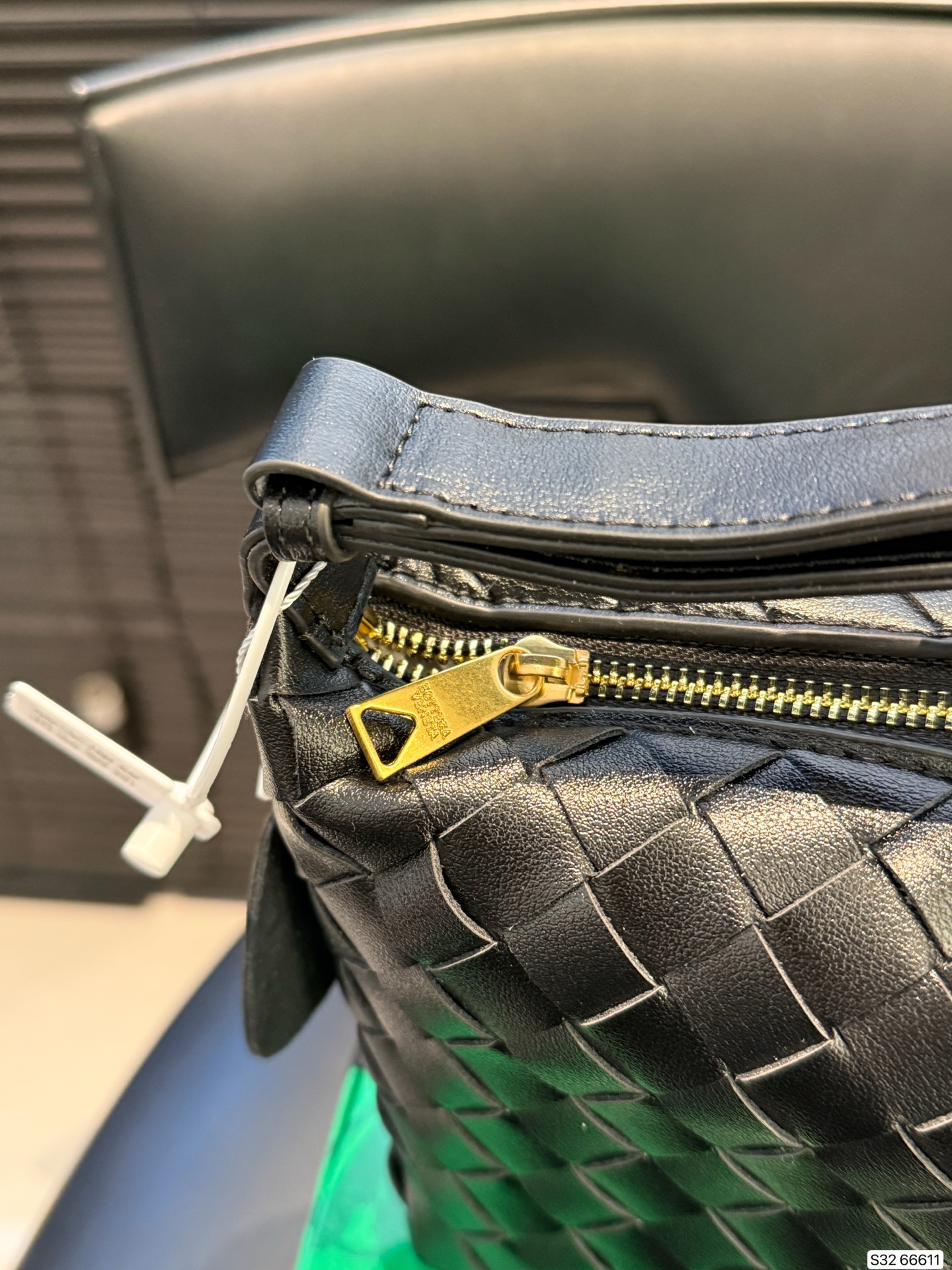 p210 配盒子 纯皮Bottega veneta 适合春夏秋冬的季节 Bv高级 简洁的线条，柔软的包身，并且相当实用，街头巷尾它的身影无处不在，也成为经典款IT bag之一 万众追，这款包一出就风靡全球 流行，如今粉丝群依然很强大，因为它实在太衬托气质了，包再多也要给自己留一个！尺寸21 14货号66611