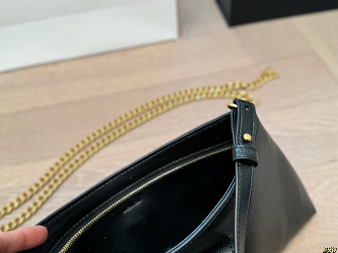 &yen;150折叠盒 Celine赛琳腋下包 满满的设计感 复古中透露着优雅 超级高级的配色 实物绝对惊艳到你 尺寸 30 15