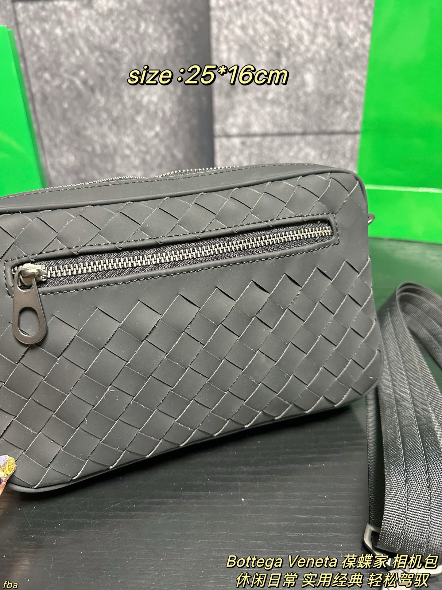 P135配盒 Bottega Veneta 葆蝶家 相机包 方正的相机包造型，配有前置拉链小袋与主仓拉链开合，内部含拉链暗袋/帆布隔层，可容纳手机、钱包、平板等日常小物；搭配可调节尼龙肩带，支持单肩、斜挎两种背法。整体简约无明显logo，黑色编织纹理低调奢华，适配商务、休闲、日常出行等多种场景，是BV男士包袋中兼具实用性与品牌辨识度的经典款 尺寸：25*16cm