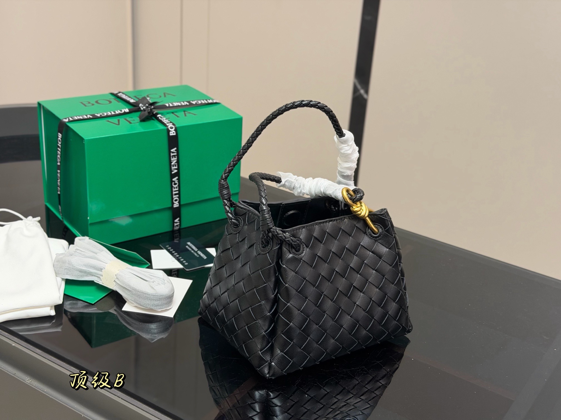 &yen;240 配盒（升级版） size：21*16cm bv 编织购物袋 它是这一季中性价比➕实用性最棒的一只包包！ 容量非常OK