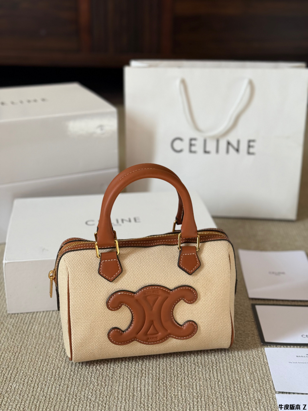 牛皮版本 p170 Celine 枕头包 很喜欢Lisa近期机场照总是背着的波士顿包 高颜值 有着原设计本身经典的味道高颜值的复古文艺气息 简洁利落的包身线条，复古印花图案真的很Old school, 不经意的高级，心尖尖喜欢的款秒get 尺寸20 14 配盒