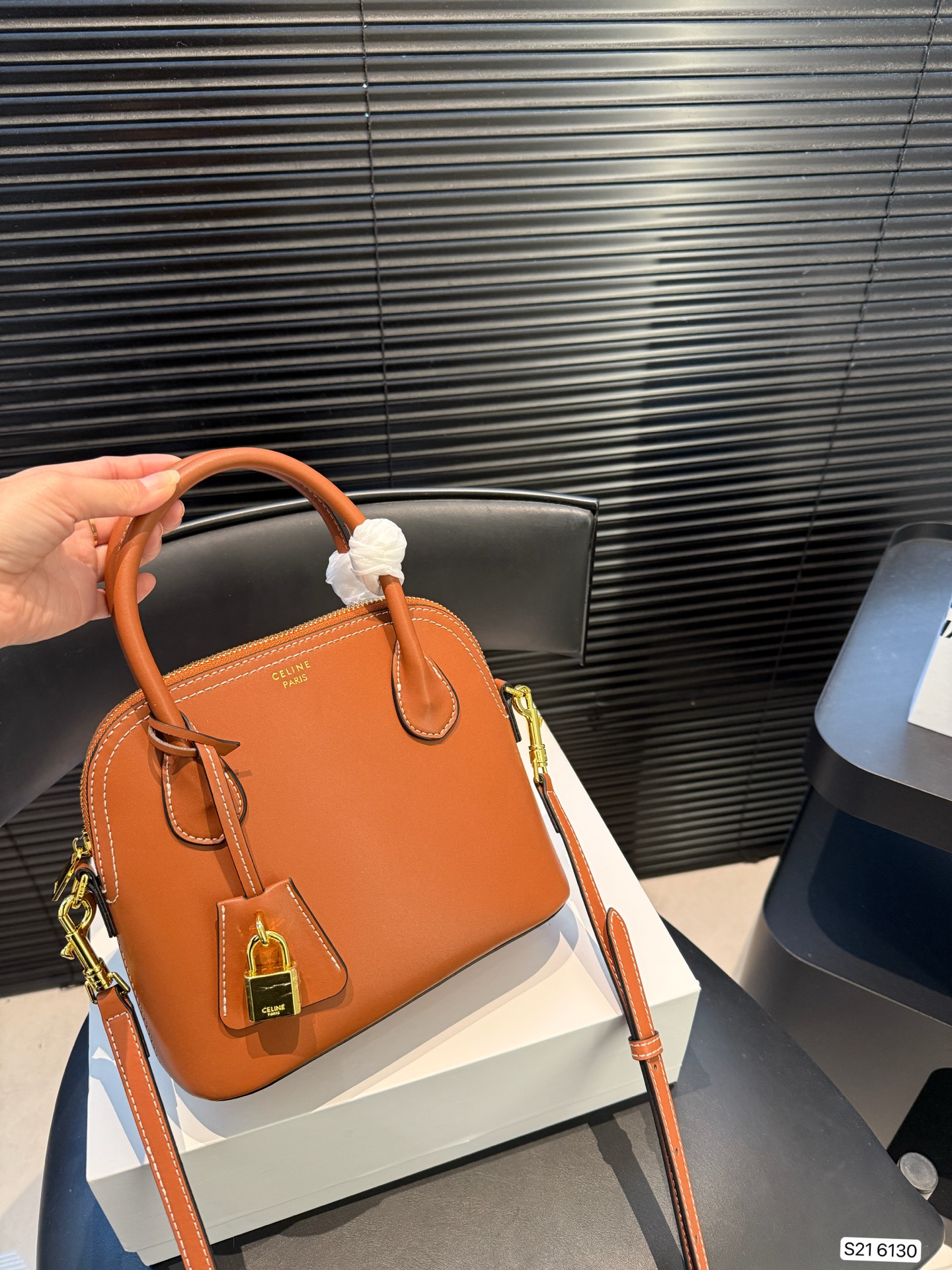 P155 配折叠盒子 赛琳贝壳 CELINE| 限定特别款来袭 全新的包型 可手提也可以斜挎肩背 是本季的老花限定特定款哦！！ 超有气质的一款～ 尺寸：21.5 18 货号6130