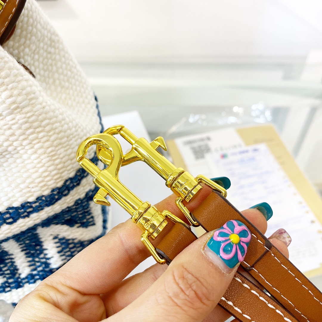 p155折叠礼盒包装🎁 Celine赛琳 新款水桶,复古编织水桶包 潮人们背的最多的包包大概就是这款 单肩、斜跨都不是问题,有种慵慵懒懒的街头风J-108尺寸 15.15.18