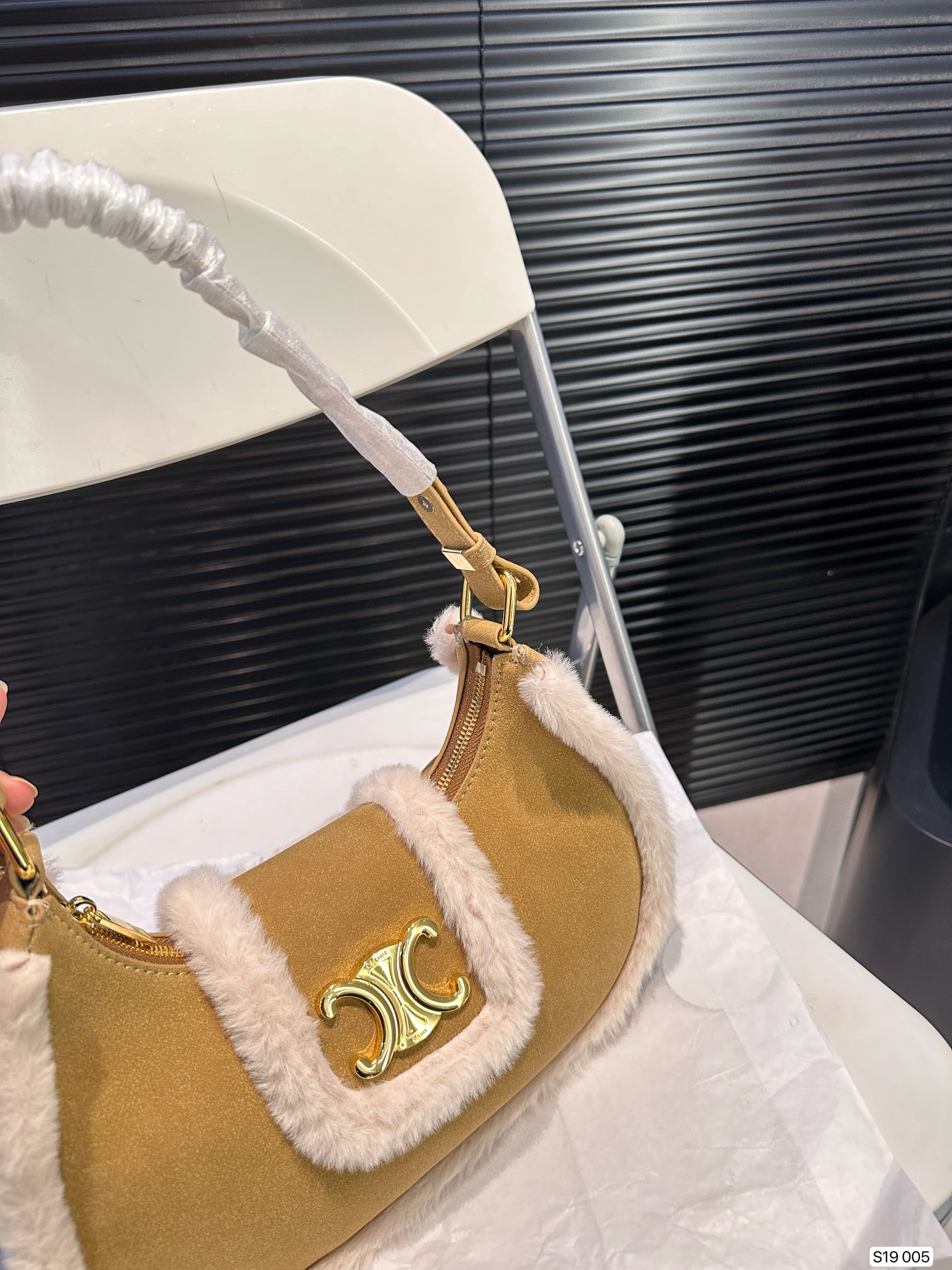 P145 赛琳秋冬限定|毛茸茸的celine腋下包 celine这次的新品我很满意这只毛茸茸的托特真的很可爱，在秋叶飘零的时候背上有多应景了秋冬氛围感直接拿捏！尺寸：26 14 货号005