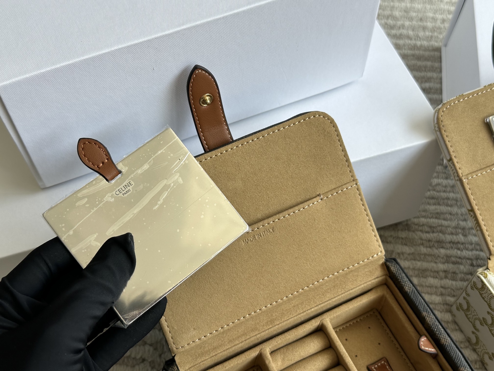 💰 330 配盒 celine的实用单品!老花首饰盒 收纳能力超级强戒指耳钉 手镯项链都有可以放的区域首饰很多也能一目了然的找到想带的款 材质我也很喜欢不是很容易积灰外面随便擦 尺寸 16 12cm