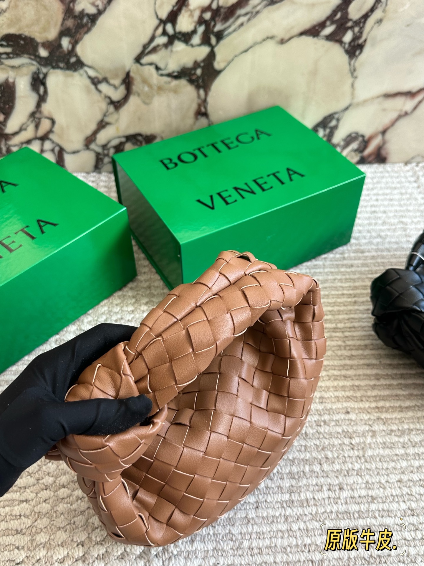 牛皮💰240 配盒 size:25 15cm BV 新款云朵包 迷恋老钱风随意又慵懒的感觉 牛批皮质 牛皮 柔软容量超大手拎大小感觉很合适