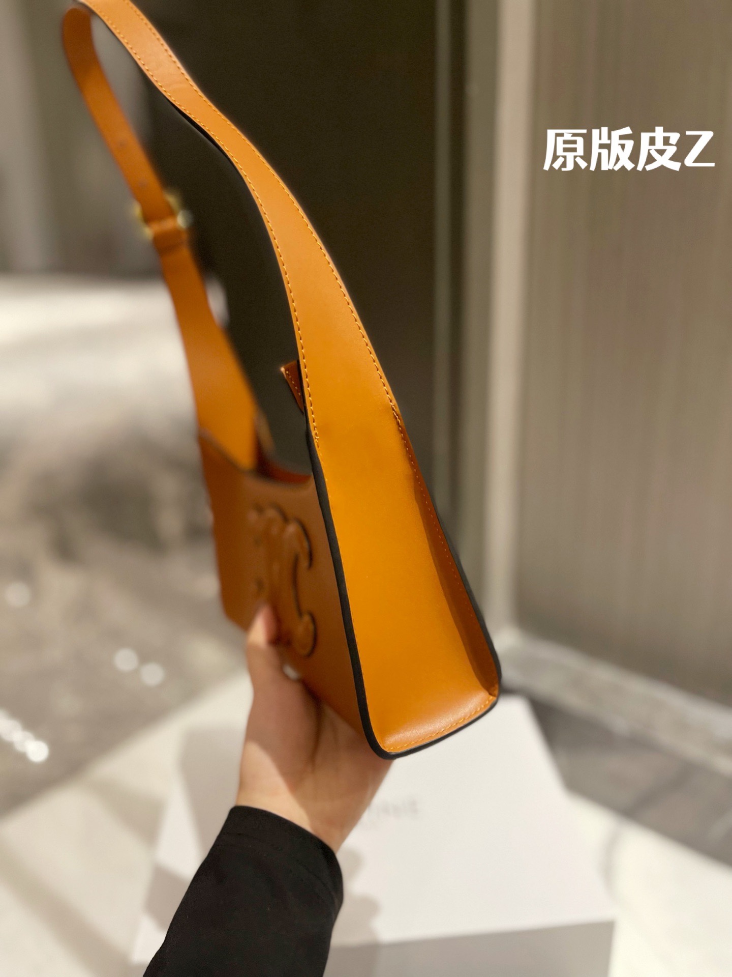 原版头层皮 P165 ｜Celine 牛皮 腋下包 box皮 CELINE|2022王炸凯旋门腋下包 CELINE2022的王炸包包-凯旋门腋下包,太适合夏天 了,掐指一算又是这一季的断货爆款!一身黑色系搭配这 个黑金凯旋门也毫不逊色,抛光小牛皮的光泽感,会有 Bling Bling的反光点 ◆太喜欢 CELINE这一季的单品了,简直 就是贝拉本拉!这个小包包真的是可盐可甜!暗黑风,辣 妹风的小姐姐也可尝试 夏天穿一个Zaa小背心配上这个包包出门!就很无敌尺寸21 11cm 配折叠礼盒