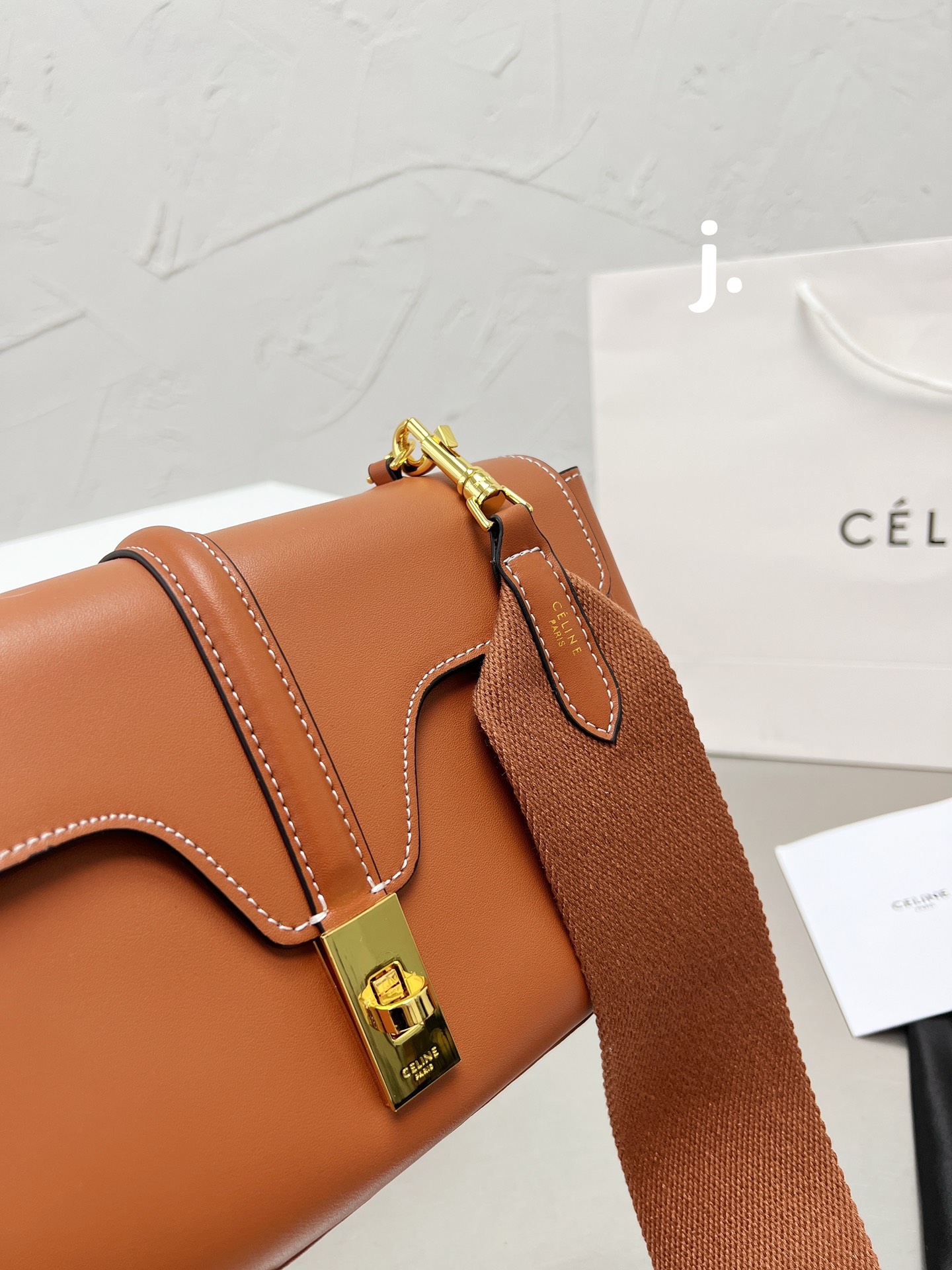 p165 Celine ｜soft 16-小号 CELINE斜挎和单肩都很好看有腔调！搭配任何衣服都非常百搭，四季可用，让你可甜可盐，今年的Celine 风潮风靡全世界，拥有这只一定让你成为全场最有话题的时髦精 尺寸 24 14 配折叠盒