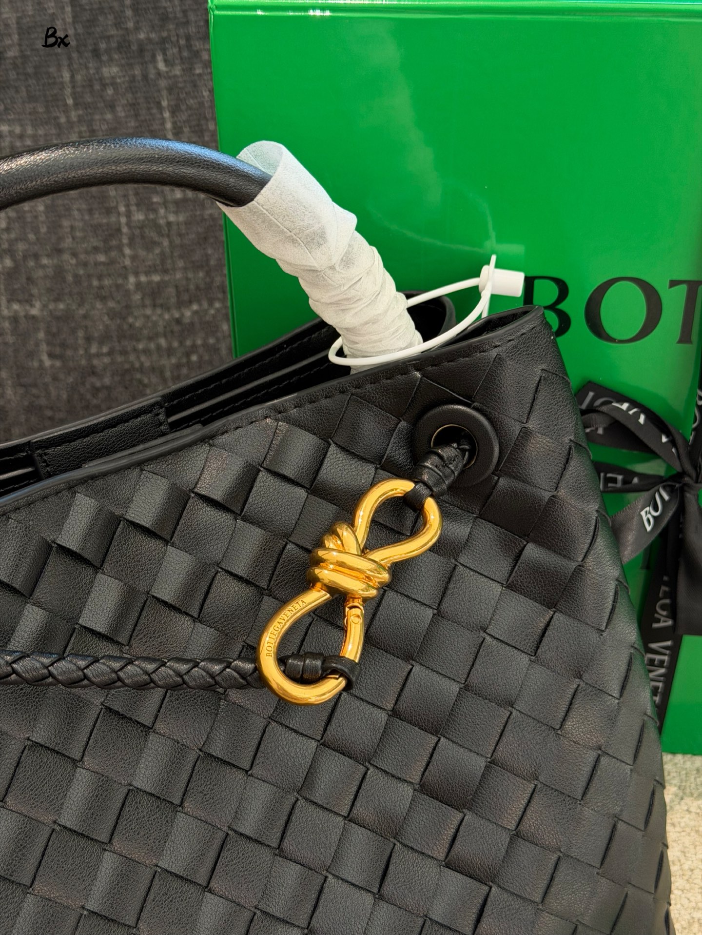 p235p255 BV Andiamo巴罗洛手袋​​ 🍷Bottega Veneta Andiamo系列手袋，巴罗洛酒红色超有质感，Nappa小羊皮+Intrecciato编织工艺，触感柔软细腻，纹理超美！金属绳结锁扣可调节，单肩、手拎、斜挎都OK，通勤日常都能用👜。小号&中号容量适中，实用又时髦，酒红色优雅复古，秋冬搭配超出片，是都市女生必入的高端手袋✨。25cm30cm配盒子