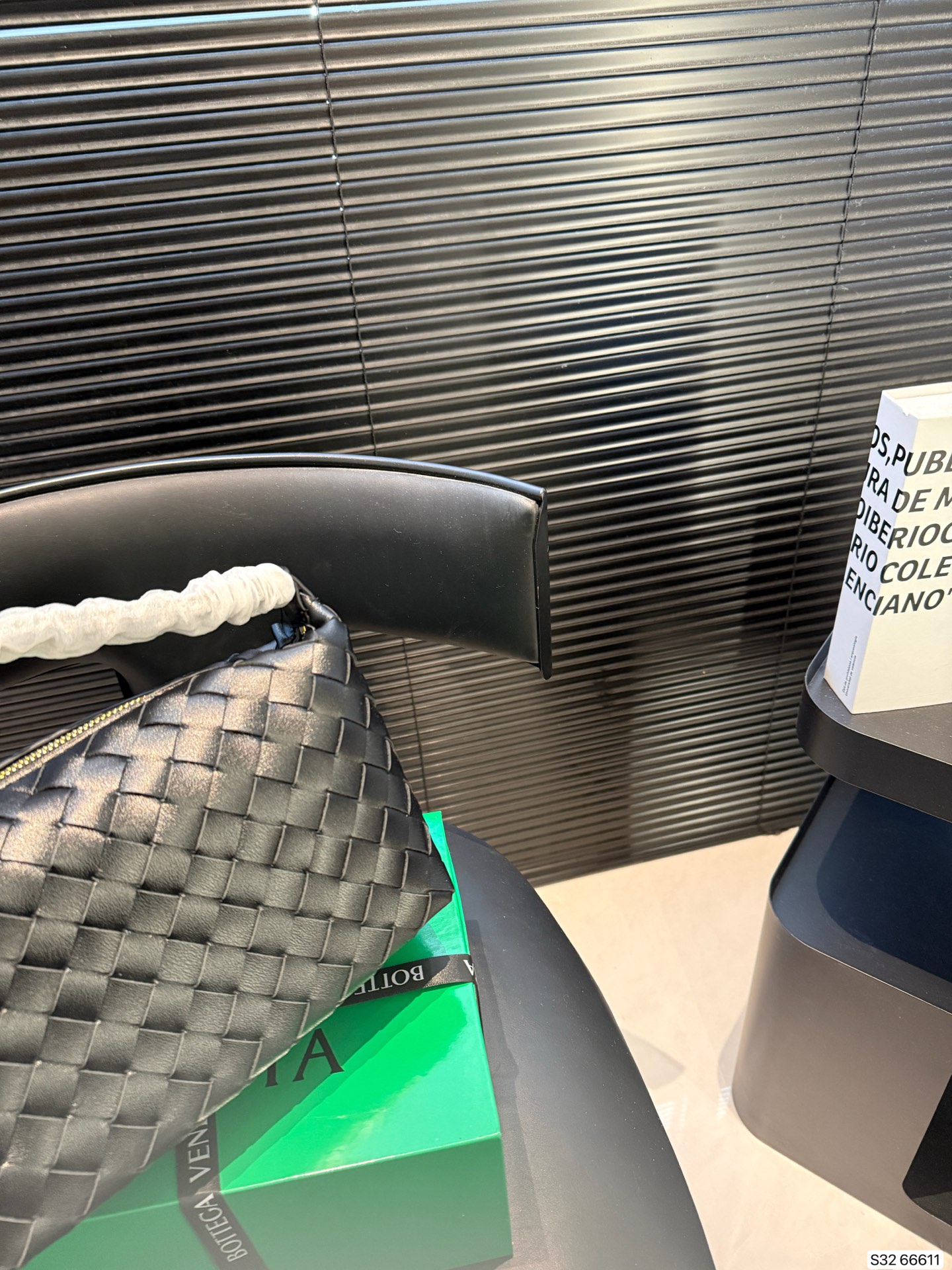 p210 配盒子 纯皮Bottega veneta 适合春夏秋冬的季节 Bv高级 简洁的线条，柔软的包身，并且相当实用，街头巷尾它的身影无处不在，也成为经典款IT bag之一 万众追，这款包一出就风靡全球 流行，如今粉丝群依然很强大，因为它实在太衬托气质了，包再多也要给自己留一个！尺寸21 14货号66611