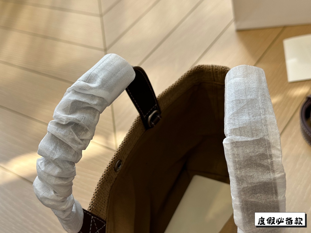 &yen;220 Celine新款编织托特包 Celine新款编织包是一款设计简洁而又不失时尚感的托特包。其最显著的特点在于采用了棕色粗细不均条纹的帆布材质，这种设计不仅赋予了包包独特的视觉冲击力，也展现了Celine品牌一贯的优雅与精致。在包的正面醒目地印有大写的&ldquo;CELINE&rdquo;字样，既凸显了品牌的身份，也提升了包包的整体美感。20*17