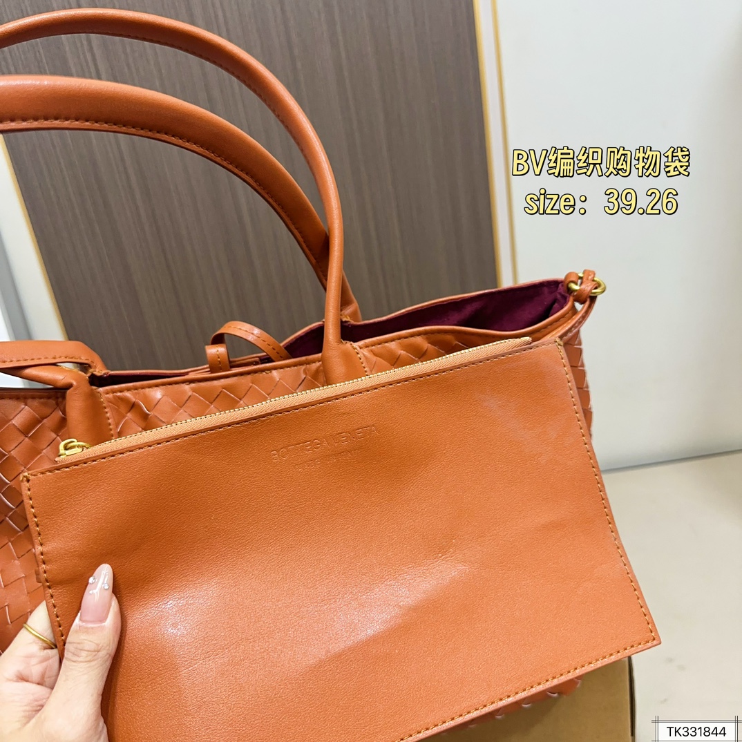 💰160 BV编织购物袋 bv 编织购物袋它是这一季中性价比+实用性最棒的一只包包！内置小包！容量非常 尺寸39.26