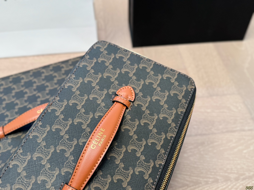 &yen;140/&yen;130/&yen;120配盒 赛琳Celine专柜同款包！化妆包化妆箱，非常可爱🐶专柜同款老花面料！经典爆款！原版五金👍高端品质！任意出入专柜毫无压力！非常实用哦！尺寸：34 24 9/27 15 8/15 10 7