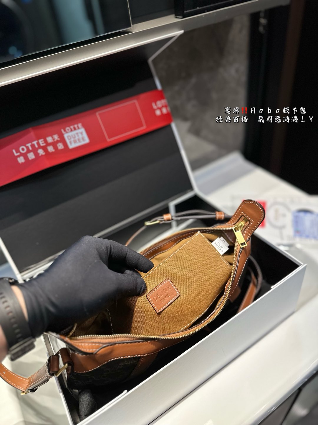 ❤️P150（礼盒包装）❤️ 赛琳 Hobo 腋下包 CELINE新款老花条纹Hobo手袋 🤩经典的老花图案搭配条纹设计，独特又时髦，轻松打造出优雅又摩登的氛围💫。Hobo包型设计既时尚又实用，适合日常出街、上班或周末旅行，随时随地都能让你变身焦点🔥。Hobo设计，宽大实用，可以装下日常必需品，肩背舒适，完美应对任何场合。💖 ⚠️尺寸33.26