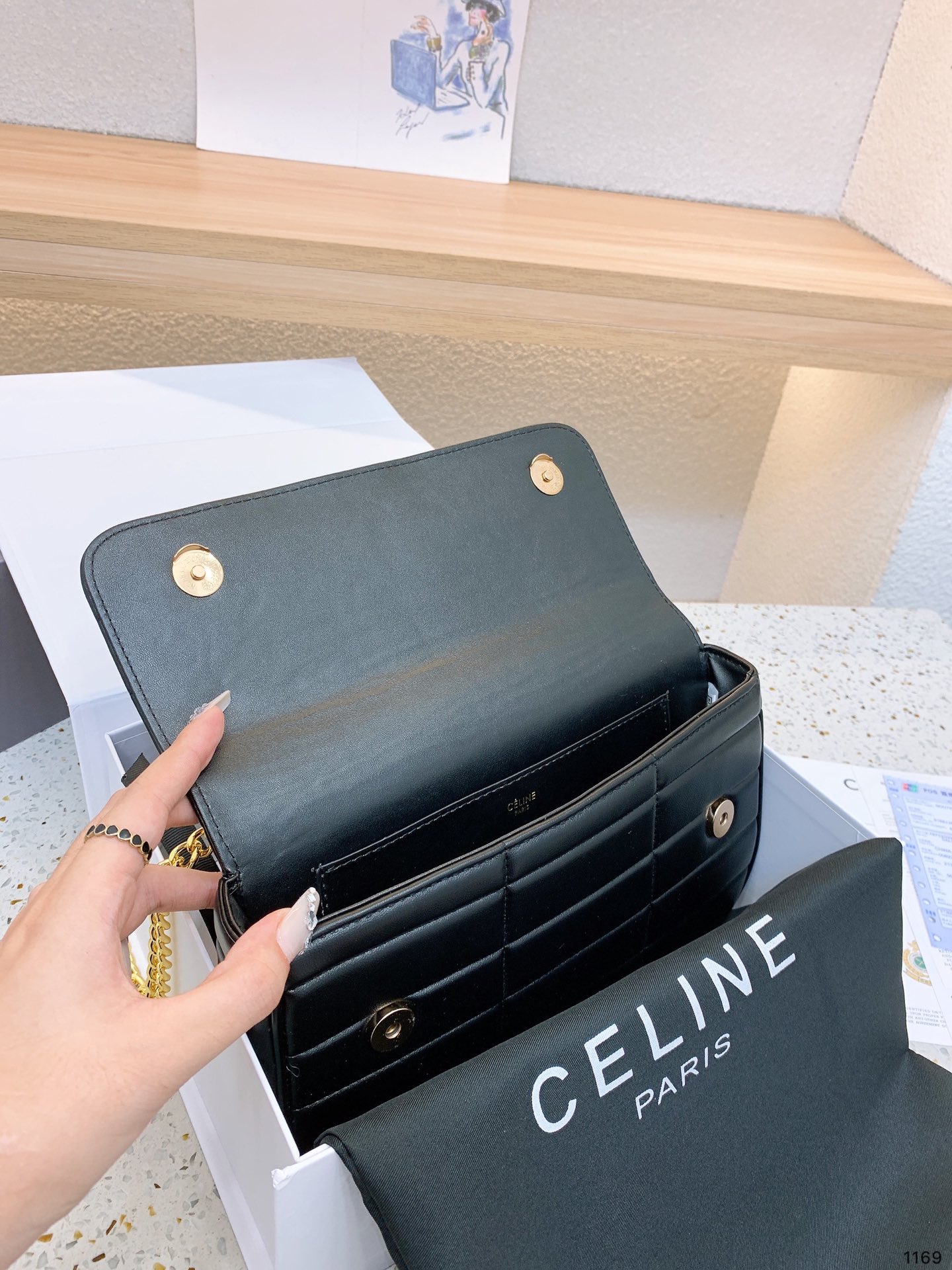 P140 Celine新款腋下包百搭休闲爱惨了~ CELINE这几天入的Celine包包们，不得不说这款白色腋下包也太好看了吧~简简单单的白色配logo字母真的非常任意门和什么衣服都好配不管深色还是淡色秋冬还是春夏搭配起来都是毫无违和感的 除了好搭配容量也是非常大之前用过老花腋下的宝宝应该.都知道钱包手机都是妥妥塞的下还松动有余动27 16cm 配礼盒