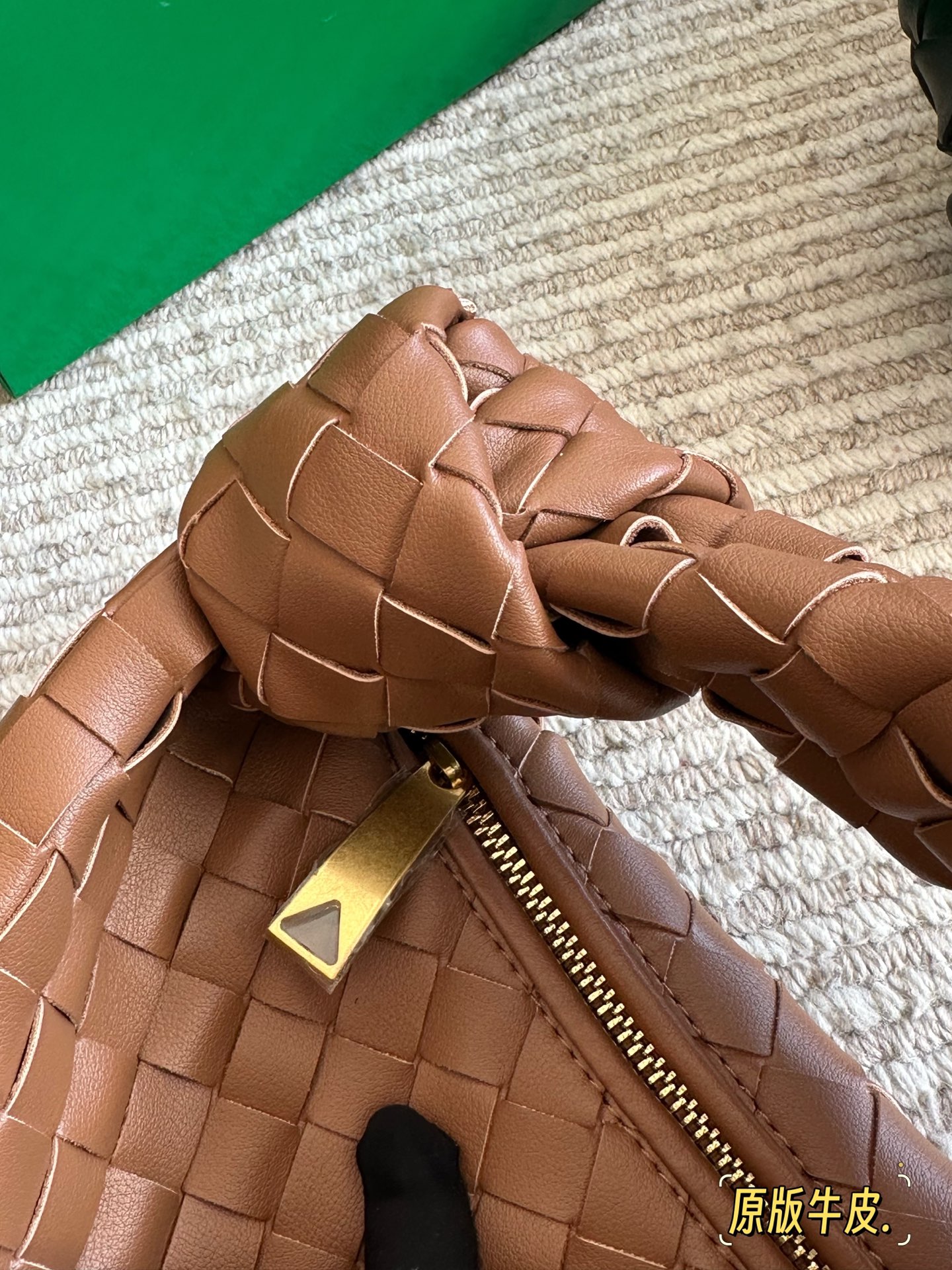 牛皮💰240 配盒 size:25 15cm BV 新款云朵包 迷恋老钱风随意又慵懒的感觉 牛批皮质 牛皮 柔软容量超大手拎大小感觉很合适