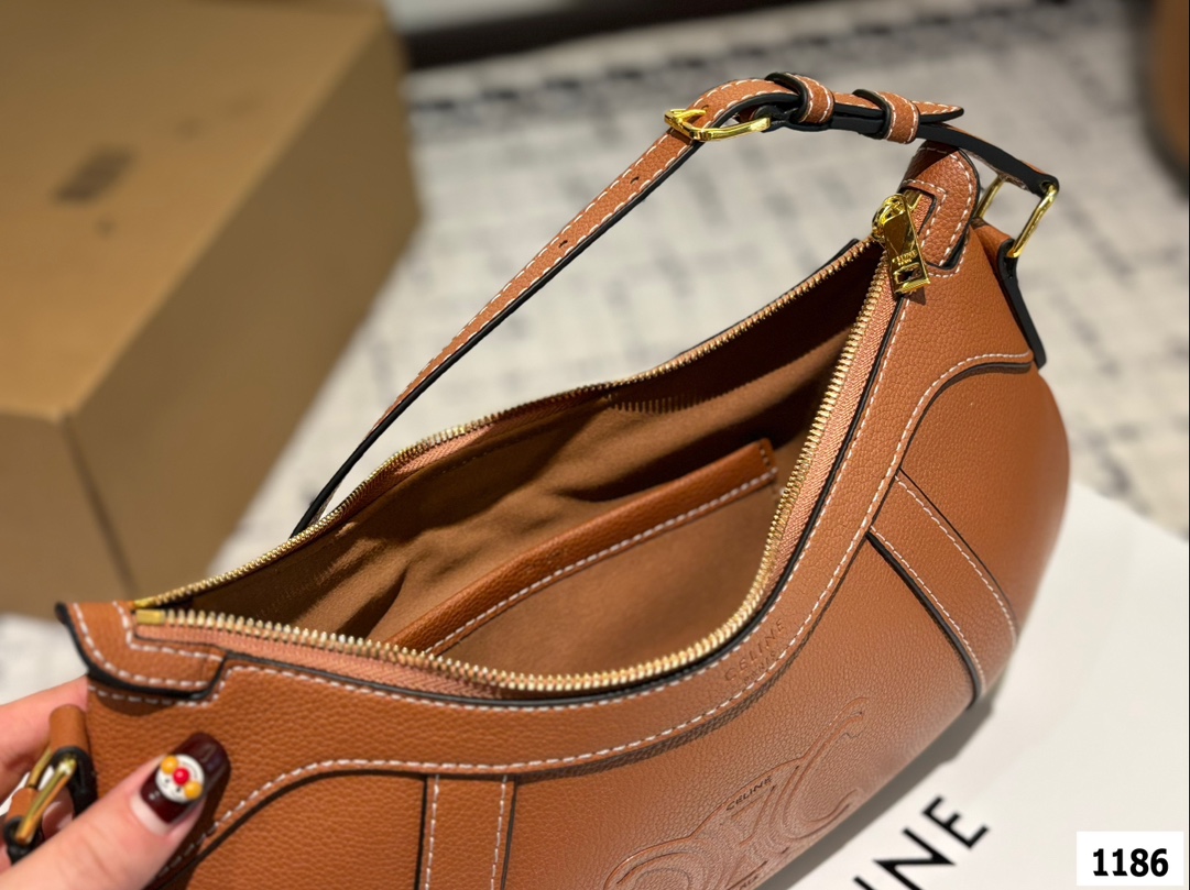 P160 配折叠盒子 赛琳CELINE Hobo腋下包 质感很高级 容量超级大也很耐用 日常出街背它回头率百分百 就是这种随性慵懒感 尺寸:34.16