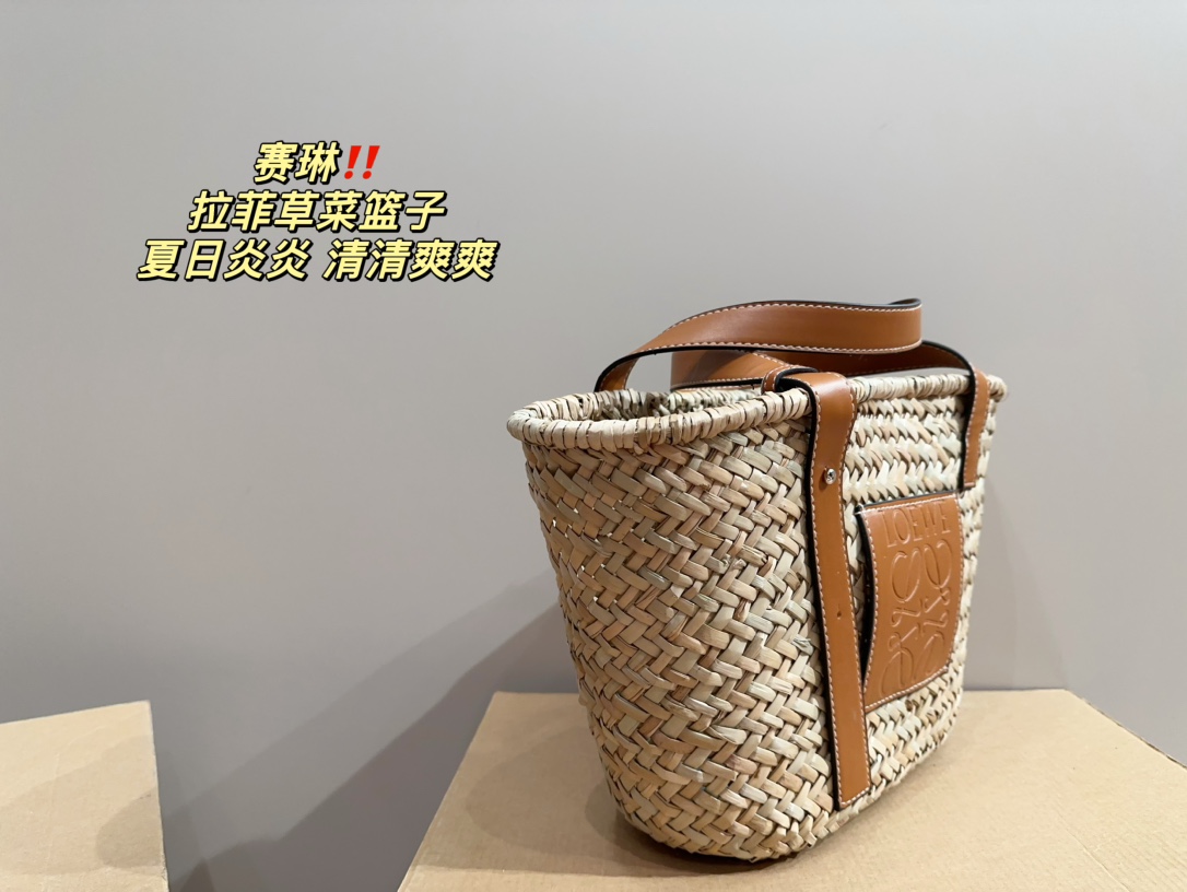 P120⚠️尺寸24.21 赛琳 拉菲草菜篮子 草编包的趋势再度袭卷而来，轻松成为本季新 宠！不论日常出游或是假日逛街，出镜率超高的包 款总让人联想到温暖的季节和愜意海滩时光。由拉 菲草编织而成，质地清新自然，从视觉到触感都自带夏日风情，为结构感鲜明的包款注入优雅精髓。