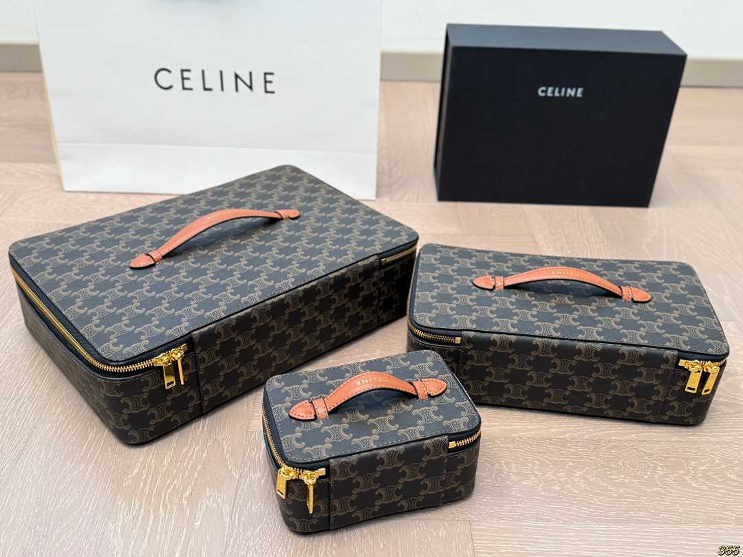 &yen;140/&yen;130/&yen;120配盒 赛琳Celine专柜同款包！化妆包化妆箱，非常可爱🐶专柜同款老花面料！经典爆款！原版五金👍高端品质！任意出入专柜毫无压力！非常实用哦！尺寸：34 24 9/27 15 8/15 10 7