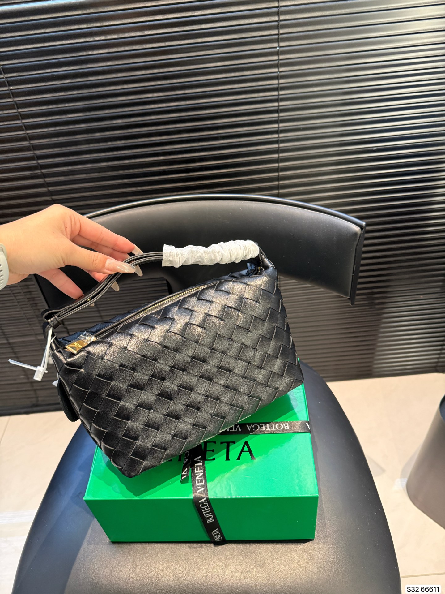 p210 配盒子 纯皮Bottega veneta 适合春夏秋冬的季节 Bv高级 简洁的线条，柔软的包身，并且相当实用，街头巷尾它的身影无处不在，也成为经典款IT bag之一 万众追，这款包一出就风靡全球 流行，如今粉丝群依然很强大，因为它实在太衬托气质了，包再多也要给自己留一个！尺寸21 14货号66611