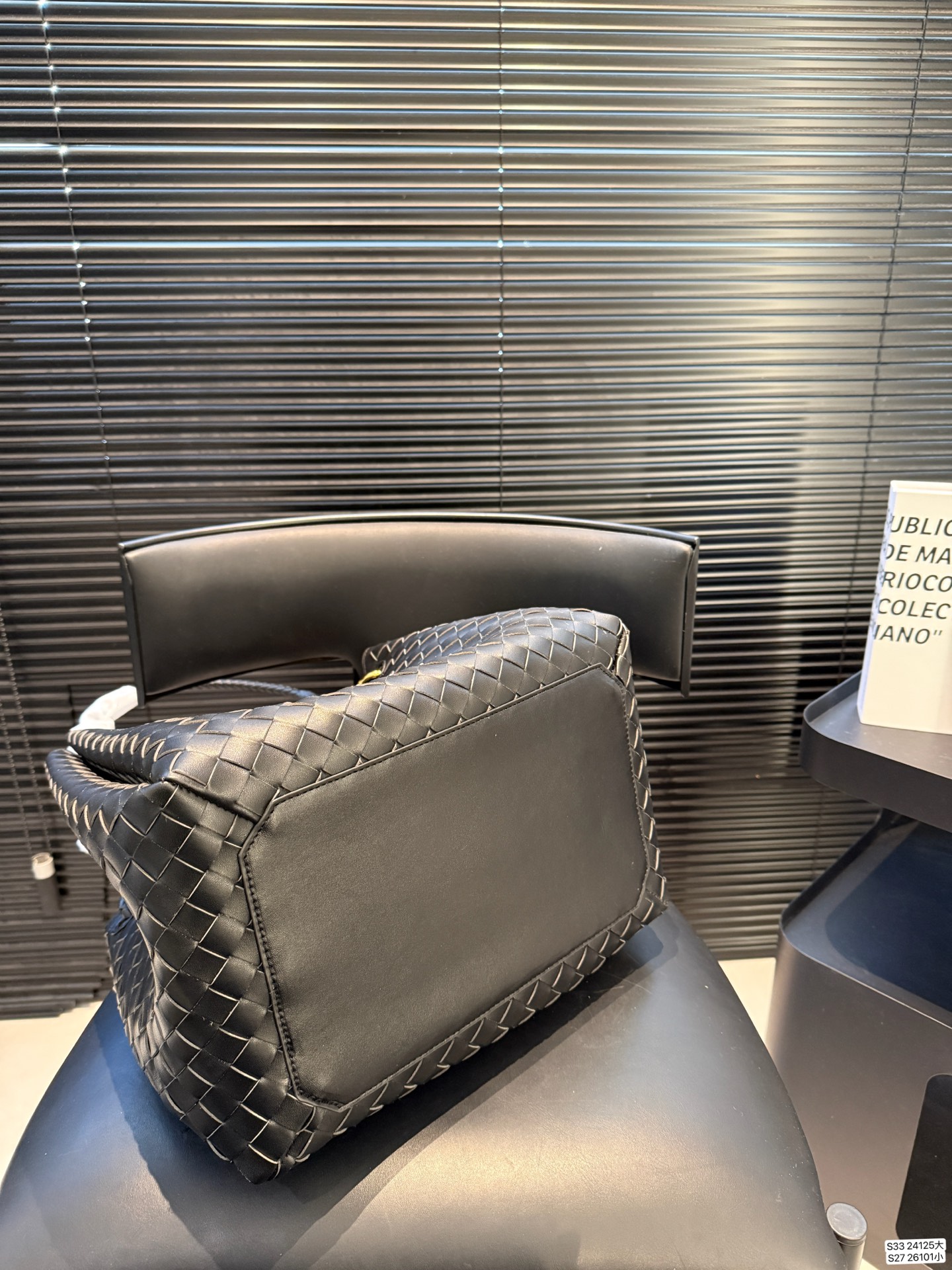 大号P215 小号P185 BV的降落伞Parachute，编织的工艺自然且优美，皮质交叉编织出的纹路和背带处的金属编织设计，既原始又摩登，轻松拿捏美拉德穿搭的帅气🤏 尺寸大32 28 小21 16 货号大24125 小26101