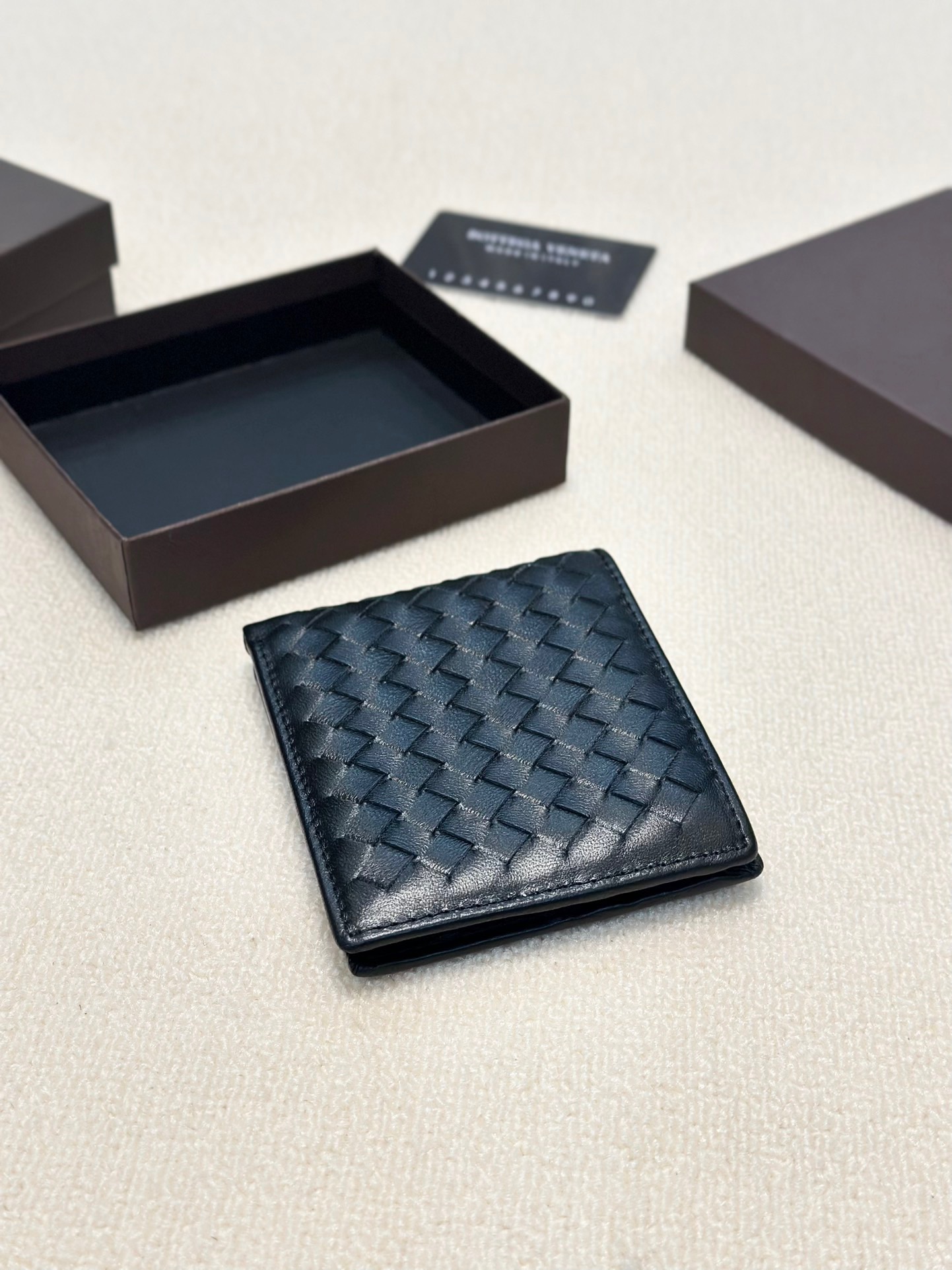 短p80长p90🎀🎀颜色 黑🎀尺寸 19x10 12x10🎀Bv专柜款升级版💕金典羊皮‮短长‬款对折🔥一比‮品一‬质里外羊皮手工‮织编‬手感超赞[得意]