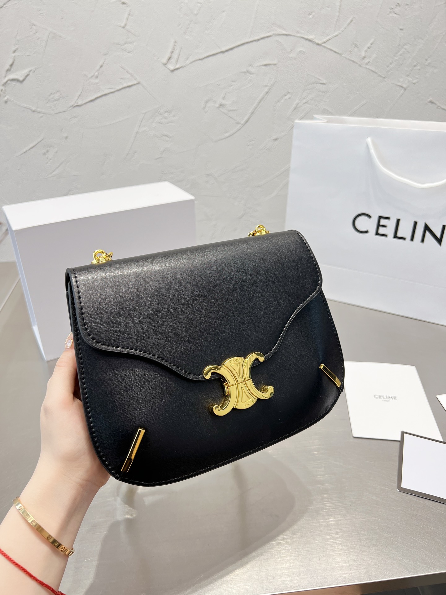 &yen;150折叠盒 Celine22夏季新品！又又又是凯旋门链条包！ 正式地为大家介绍它的名字：凯旋门Besace 链条包（或者腋下包）！新成员真的太美了！还是一如既往地采用亮泽小牛皮配以经典凯旋门logo和热度超高的金属链条黑金真的是永远的好搭档！百搭时尚就不再重复了包体没有什么厚度 但是非常有深度！除了手机钱包钥匙外再放气垫粉饼湿巾都没问题哦！24*18cm