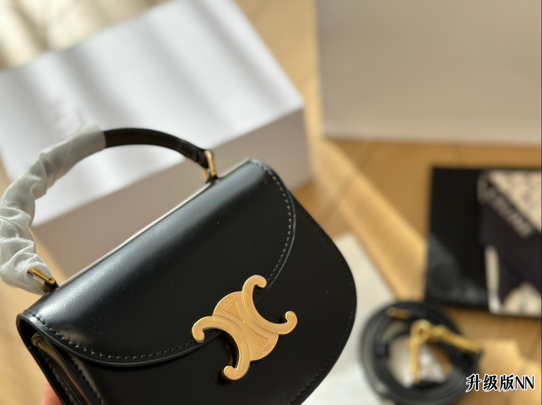 &yen;180配盒 LISA同款可爱手提小包一枚！ CELINE BESACE TRIOMPHE太太太太可爱啦！可盐可甜！虽然放不下手机但是可以装下你的其他东西鸭！尺寸15*12