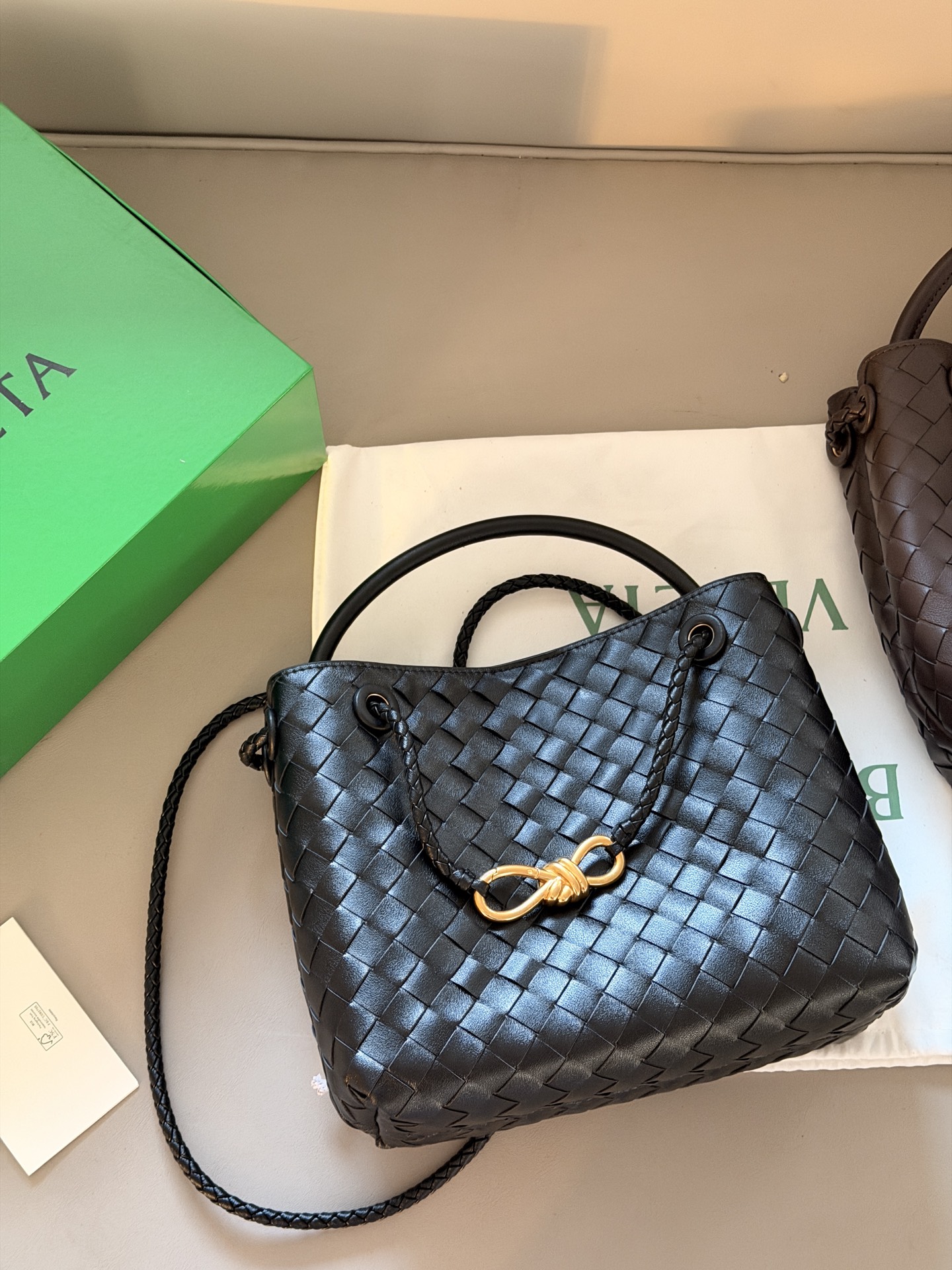 💰235 配盒 size：25*20cm BV Andiamo 迷恋老钱风随意又慵懒的感觉 实物皮质 柔软容量超大手拎大小感觉很合适