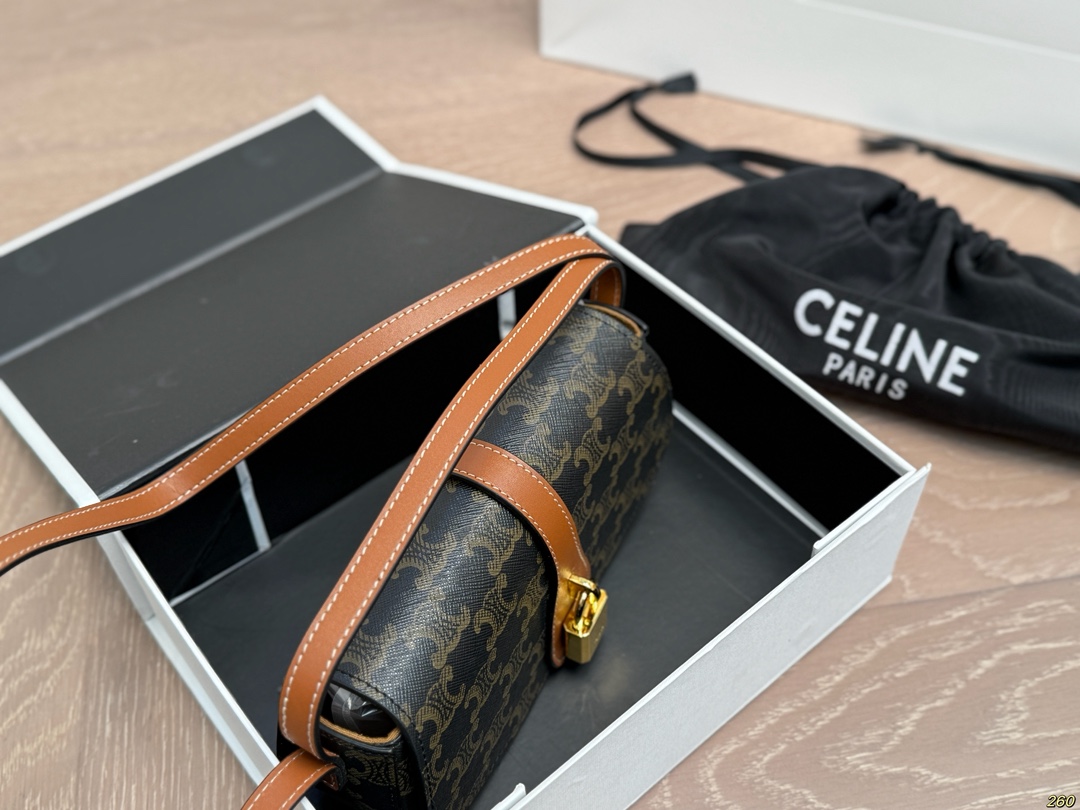 &yen;160折叠盒 Celine赛琳锁头包 出门简直洋气又时髦～ 打造轻松自在的氛围🌊 尺寸20 10