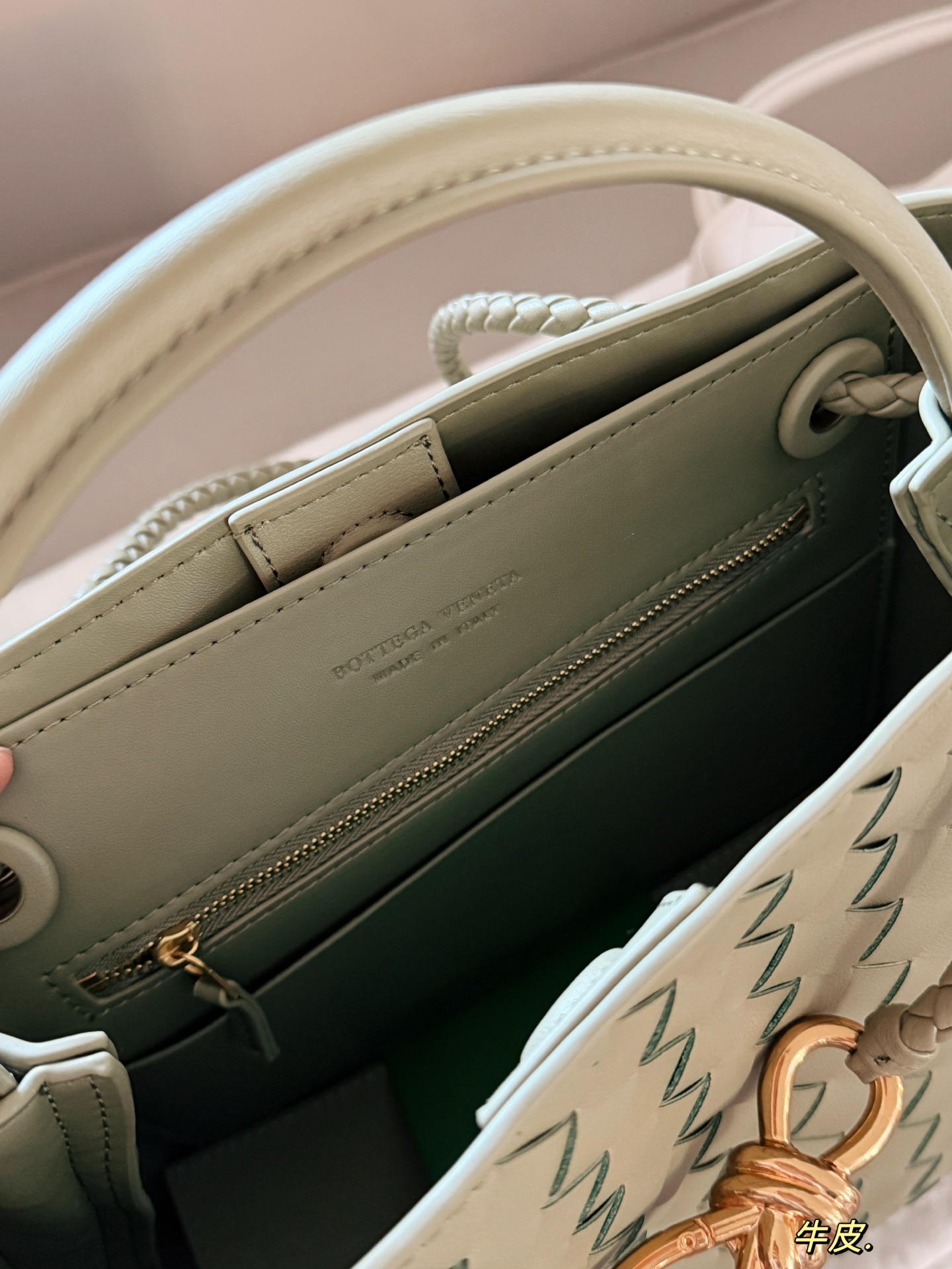 💰235 配盒 size：25*20cm BV Andiamo 迷恋老钱风随意又慵懒的感觉 实物皮质 柔软容量超大手拎大小感觉很合适