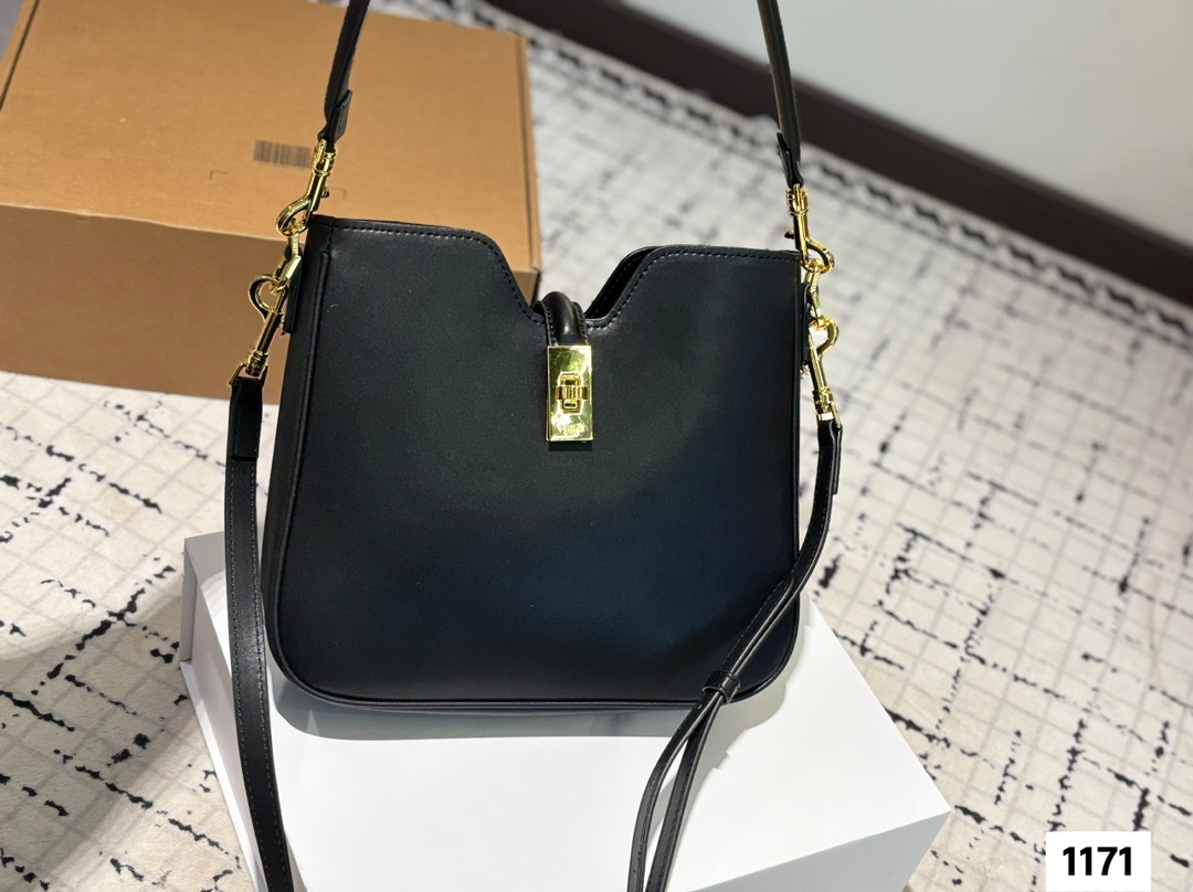 P145 配折叠盒子 Celine 赛琳水桶包 一直很喜欢小牛皮的包 经久耐看 有着高颜值的复古文艺气息🌱 尺寸：25 21.5