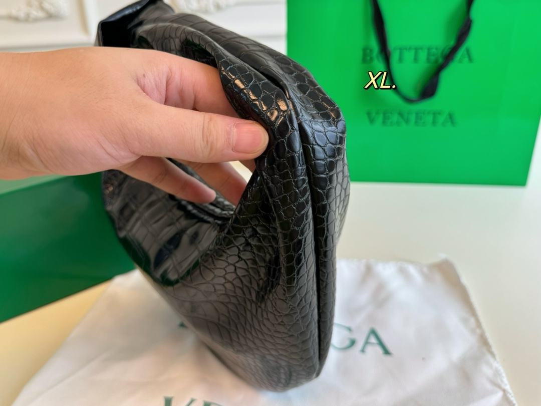 P115（配盒） Bottega Veneta BV新款jodie手提袋💕 size:25&times;16 包身轻，容量超🉑 百搭好看不过时~ 实物上身效果超绝！！！！