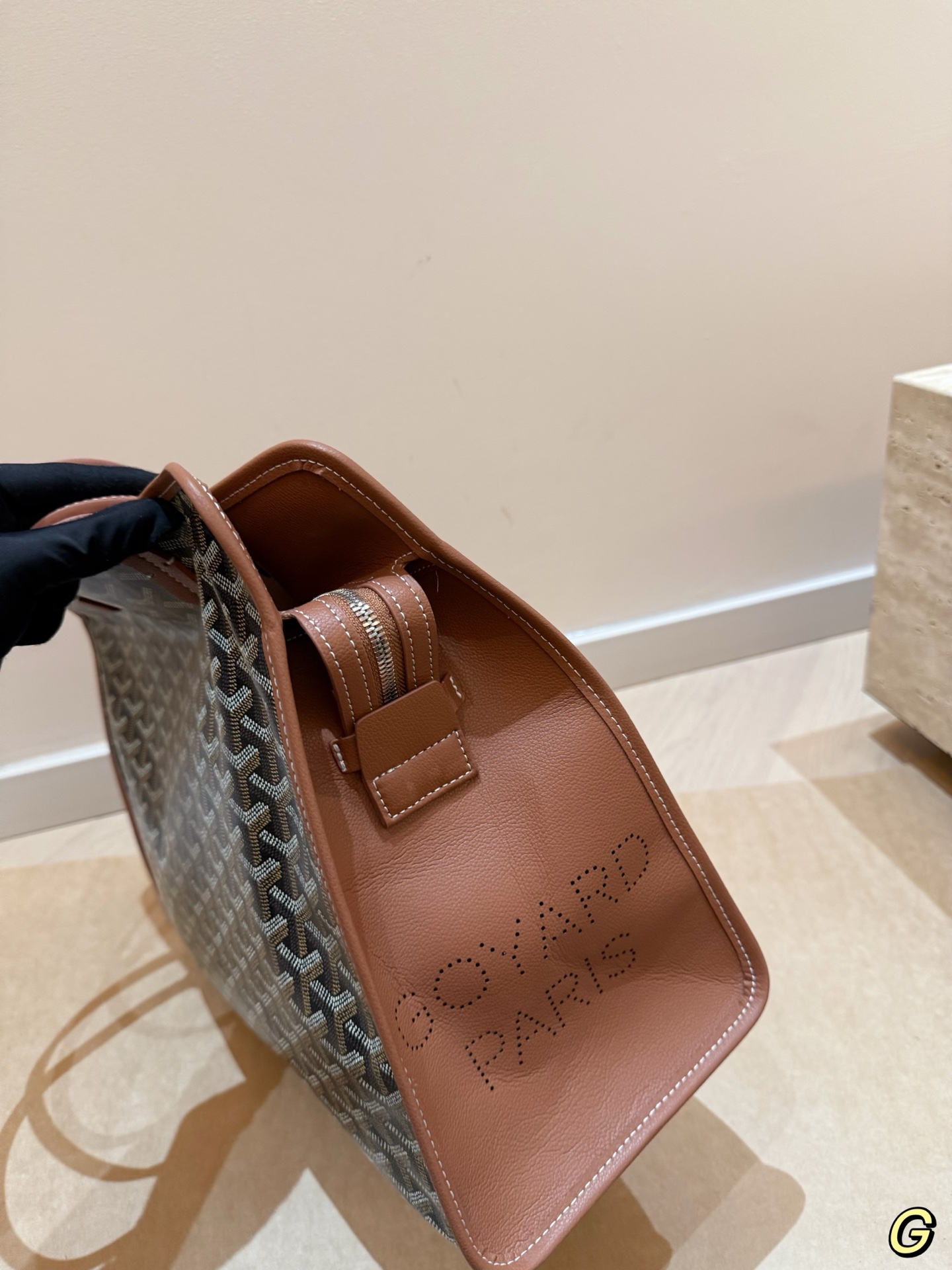 P180 无盒 size：40*30cm goyard 戈雅hardy 出差神包! 非常能装也很耐脏哦！ 如果要挑一支大包装下我的全世界那就是goyard hardy 了 非常的能装， 笔记本电脑上完全没有问题 tote能装下的她都可以~